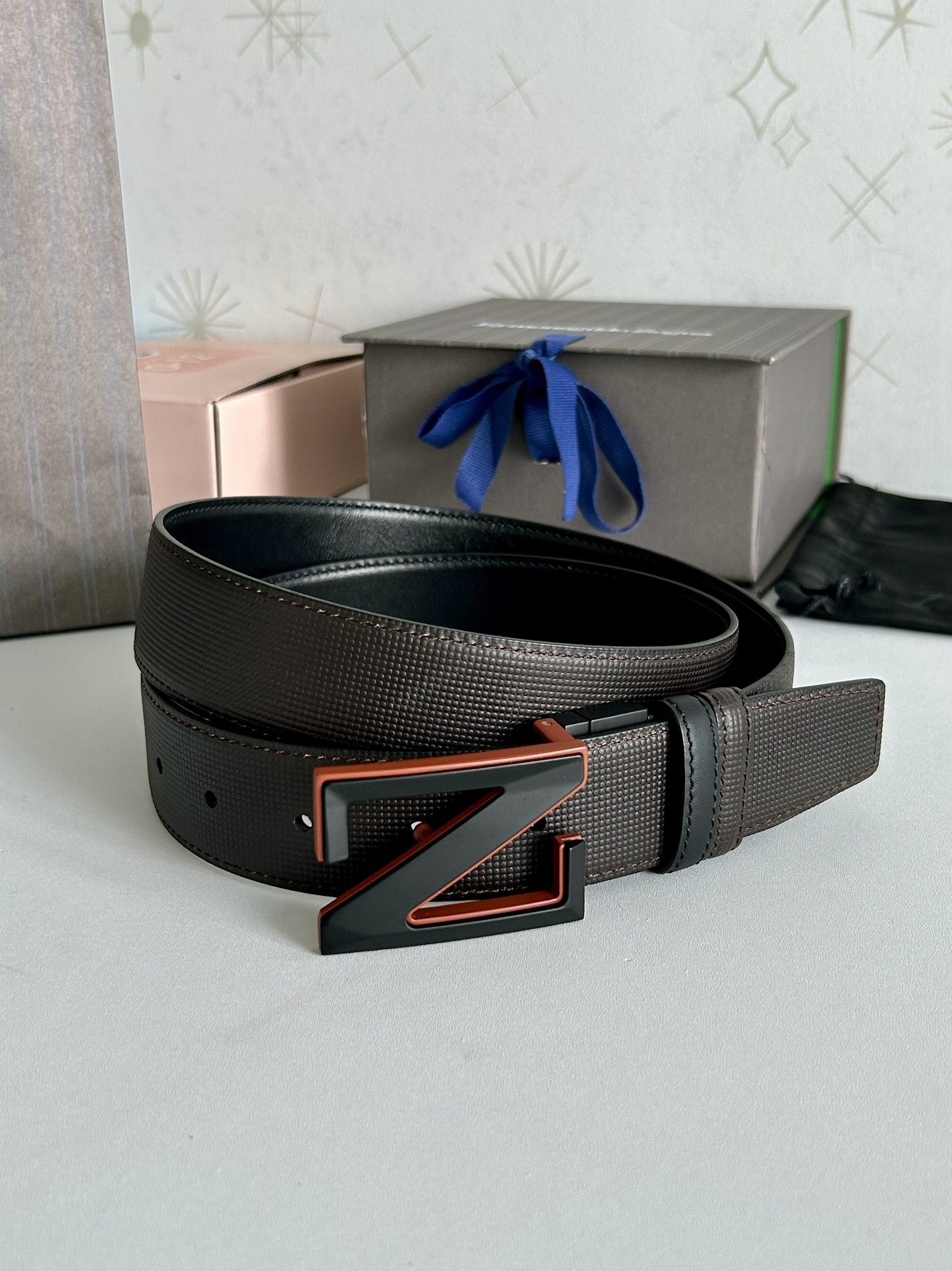 傑尼亞【Zegna】何謂當代男士 活動造型 系列，新款純銅旋轉針扣，雙面可用 隨心搭配，寬3.5cm，男士風尚的全新概念.