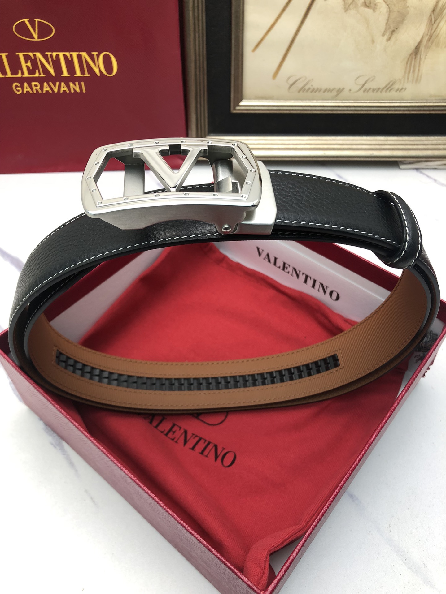 華倫天奴：原單頭層牛皮荔枝紋面，內襯頭層小牛皮底，搭配原單自動扣，可裁剪的自動帶，此款腰帶面雙採用意大利原定廠制進口牛皮帶身 ，對專版櫃足寬3.5