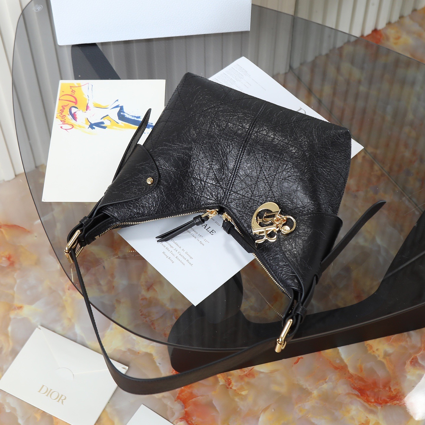 原廠皮 小號油蠟皮現貨‼️

Voyage秋冬系列油蠟皮
又是一個王炸級別，直接擊中心巴上
自帶鬆弛感，包形柔軟又隨意
復古的油蠟牛皮，經典藤紋格，雙拉鍊設計
整體高級又時髦，精緻感滿滿的字母吊墜
細節非常到位，超大的容量，自用超輕便
時髦精們都懂這款的含金量

型號：2845

size:22*9.5*15cm