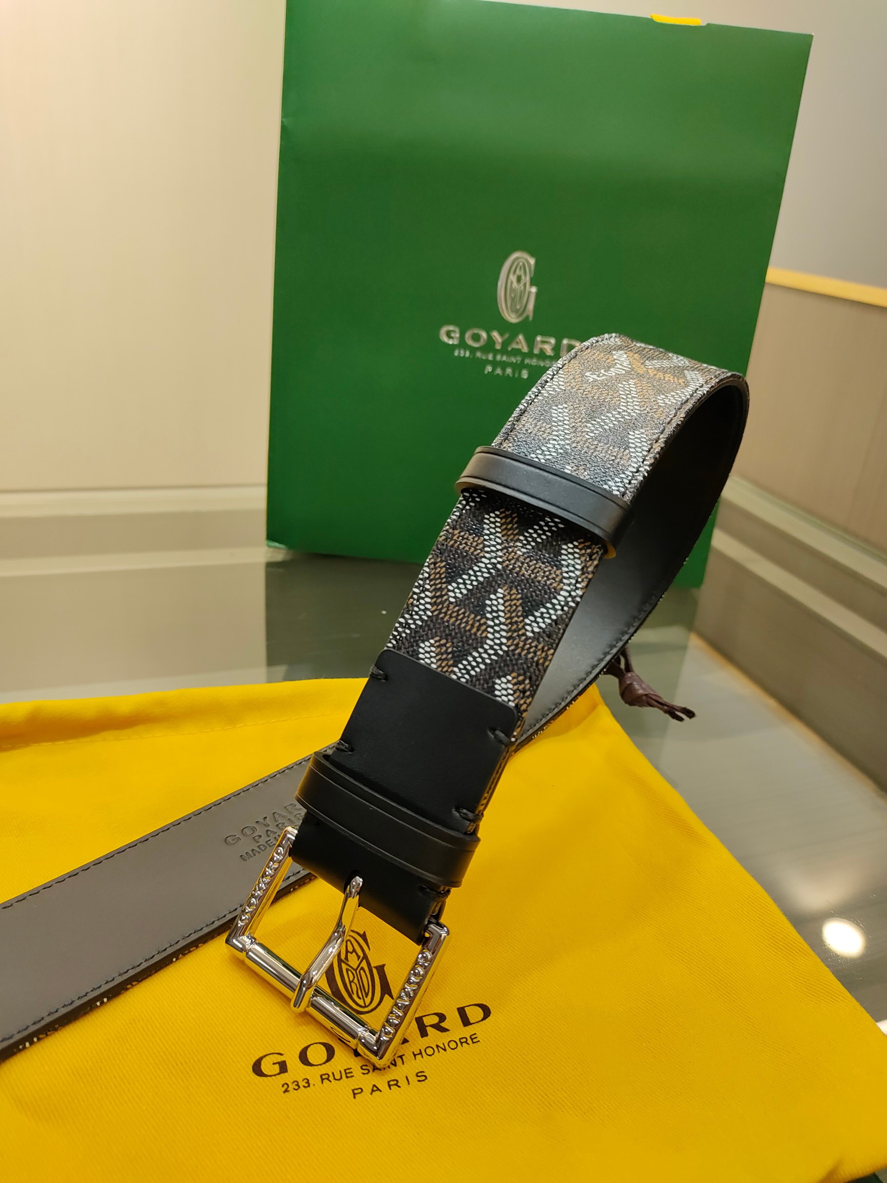
Goyard(戈雅)腰帶源於法國奢侈品牌，設計風格簡約低調，腰帶身有標誌性帆布搭配進口頭層牛皮，腰帶扣採用簡約精品鋼扣，延續品牌的低調奢華，帶身寬度3.8CM，適用商務休閒日常佩戴。