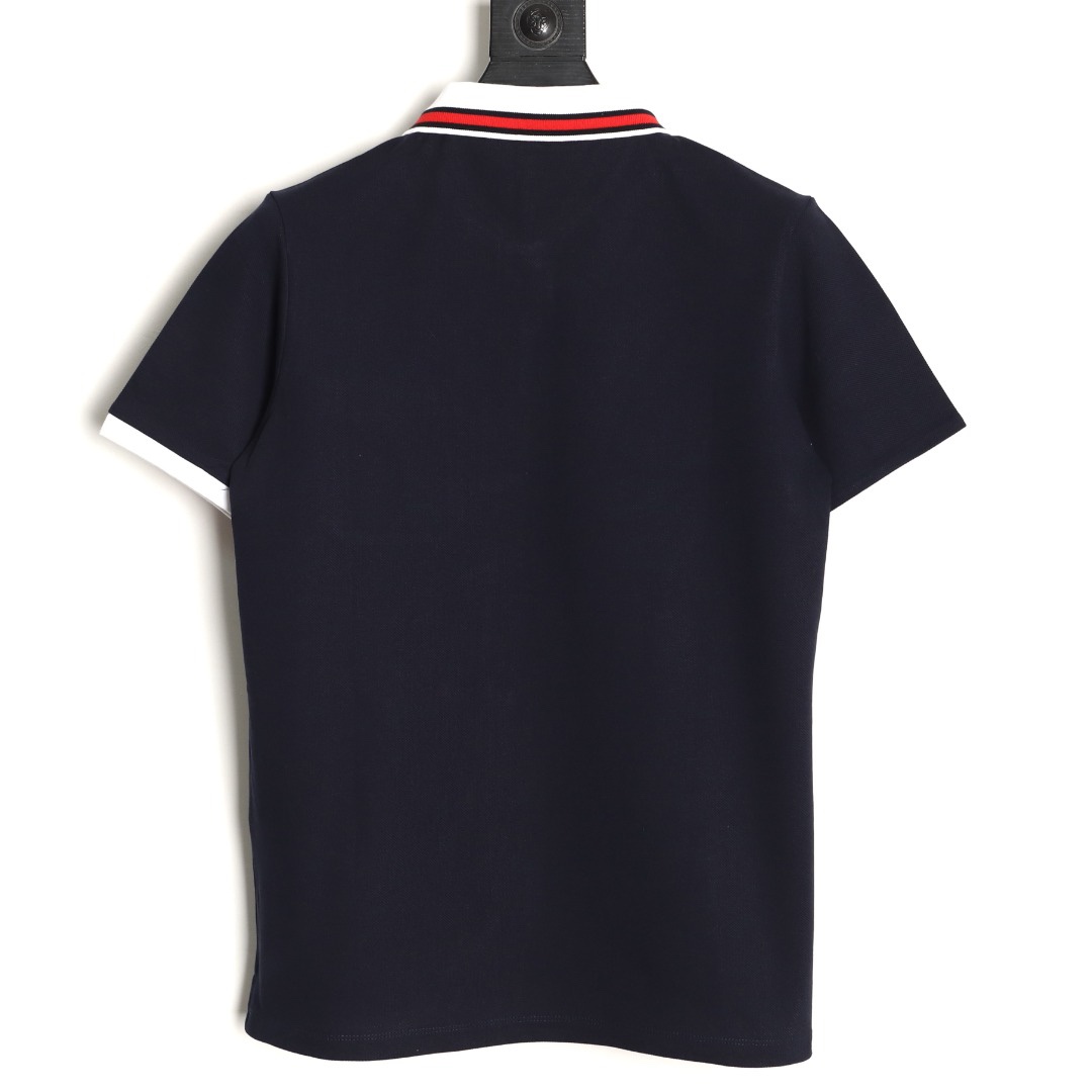 Gucci/古馳 24ss 胸口雙G刺繡Polo短袖
原購入，採用60支雙股250克重棉氨混紡雙面珠地面料，條紋相間拼色衣領定為雙系統提花定織扁機製成。GG互扣刺繡圖案採用進口田島機器，榻榻米刺繡搭配挨針繡工藝，刺繡非常的飽滿，精細針法綿密，以榻榻米刺繡工藝打底，挨針繡描廓邊緣及字母繡花，層次清晰豐富立體。前胸無明線無散口雙層面筒，袖口縫盤螺紋同為扁機織造，採用TAJIMA進口機台加工，人工手縫領標開背領標帶防偽芯片，紐扣開模天然塔羅貝炭黑刻字牛角扣，三標輔料同步定 制。經典翻領設計