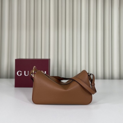 Gucci Half Horsebit系列中號肩背包，煥新呈現Gucci Half Horsebit系列，以現代風格煥新演繹品牌最具標誌性的元素之一。該系列巧妙融蘊休閒廓形與標誌性的半馬銜扣配件，這也是其名稱的由來。款號860787白皮，尺寸31.5X17X12