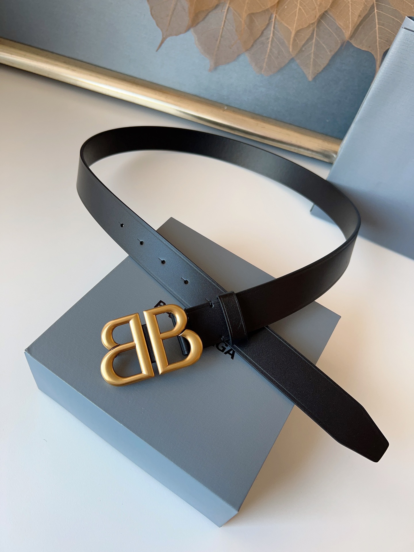 巴黎世家（Balenciaga）寬度3.0cm 是法國的奢侈品牌，作為時尚界最具影響力品牌之一的地位。設計師源於：都市時尚潮流獨特的設計風格，採用進口小牛皮製作；搭配純銅復古五金，使其更具魅力。值得擁有的百搭精品！