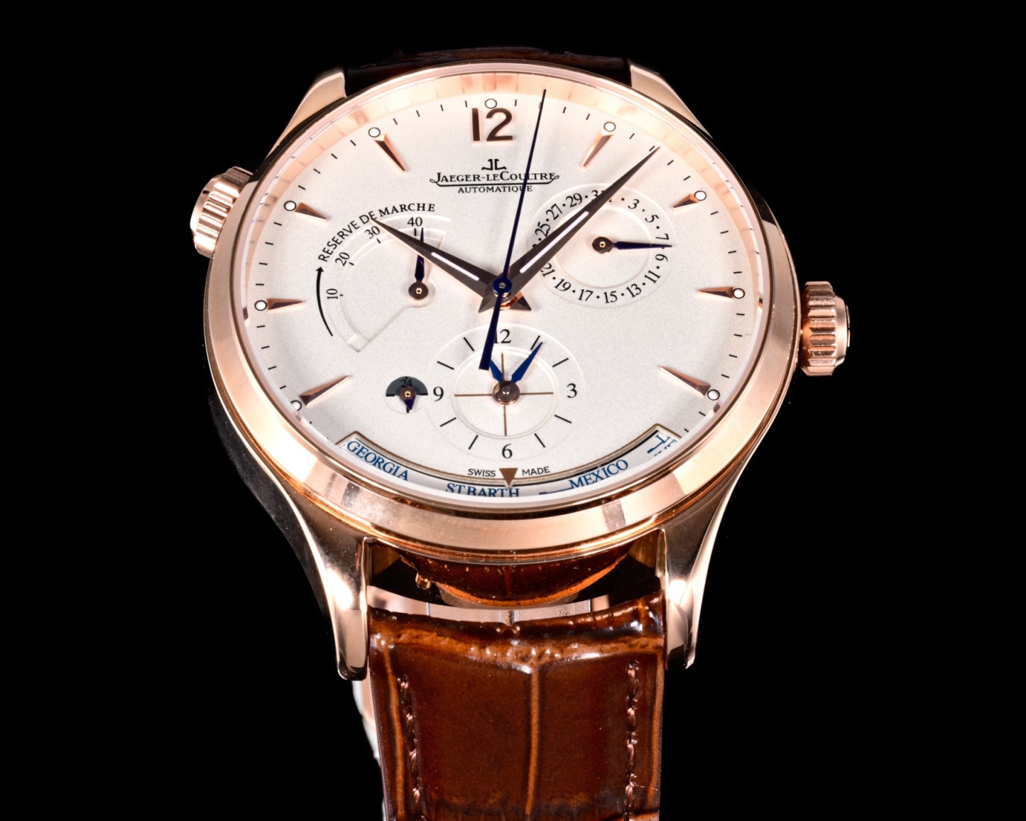 V+ Factory出品
【市場最高版本】JL積家 各路大咖都叫它大醜 其實賦予的是極高贊美 論品味與外觀 在鐘錶界有著舉足輕重的地位 戴出去怎麼都是長臉 各種彰顯品味 Master 地理學家大師系列 Q1428421 復刻版全新升級 多功能腕表 升級Cal.939A機芯 打磨效果更近原裝 升級軸 自動陀為玫金邊 字面紋路清晰 功能：日期顯示 雙時區 動力儲備顯示 316L精鋼  直徑42mm  原裝折疊扣！V+ Factory匠心之作 值得你擁有！