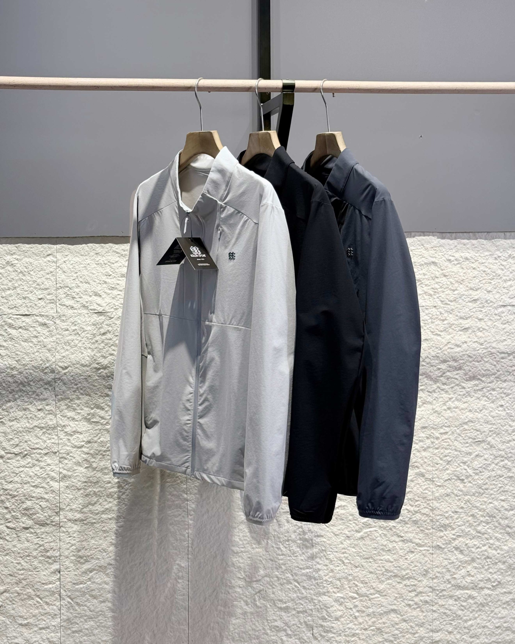 KOLON SPORT可隆🧊🧊  輕量涼感防曬衣情侶款  

戶外輕量化涼感防B1145曬衣上新🆕 ，可隆專櫃同款 在售💰1585+

採用功能性專業戶外防曬型針織材料 88的錦綸和12的氨綸 有非常好的彈性 和防水透氣功能  防曬值upf245+不怕曬傷，縱享戶外陽光☀️有專業檢測報告
彈力接觸涼感，緩解體熱，輕量御風 ，手腕彈力帶收口 ，貼合手腕的同時 提升鑽風性能 ，面料彈力十足 透氣性高  在運動出汗時 ，減少熱量 和粘附感
如果突降小雨還有功能性防水功能 

品質面料做工都無