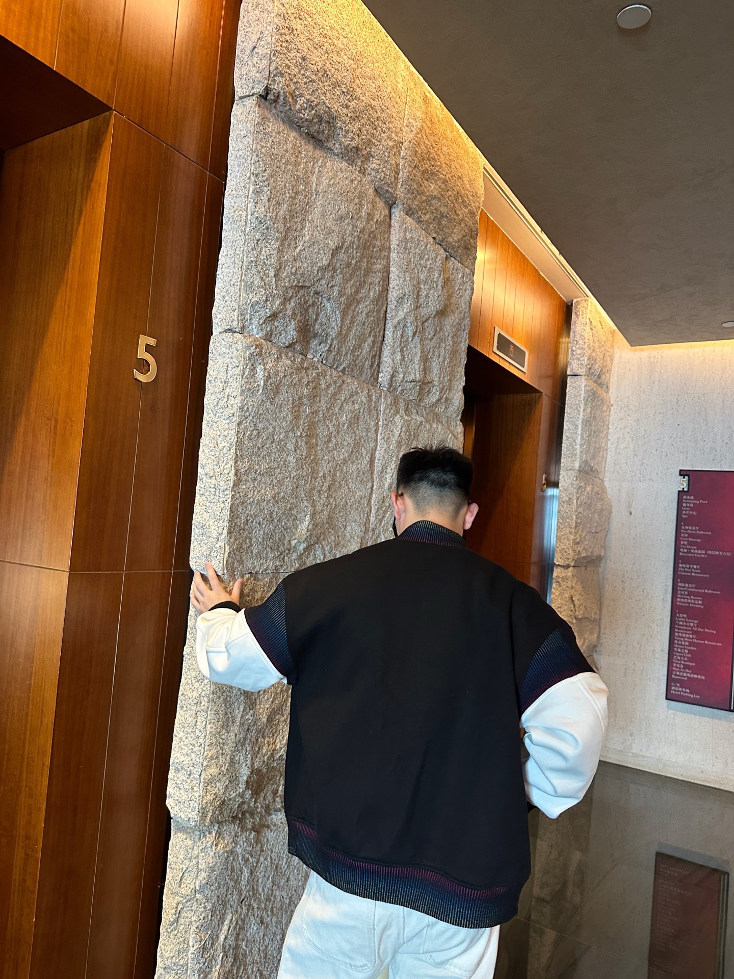 🔝LOUIS VUITTON LV 黑白拼皮棒球服夾克外套
原版22000購入開發，圓啊阿姨布料採用加厚550g賽爾棉潮牌衛衣料，進口精梳棉雙股珠地面料，彩色漸變螺紋，進口機精密刺繡，多重面料復合，原版定制輔料。定做珍珠紐扣，寬松版型，男女同款
B Size：S-L