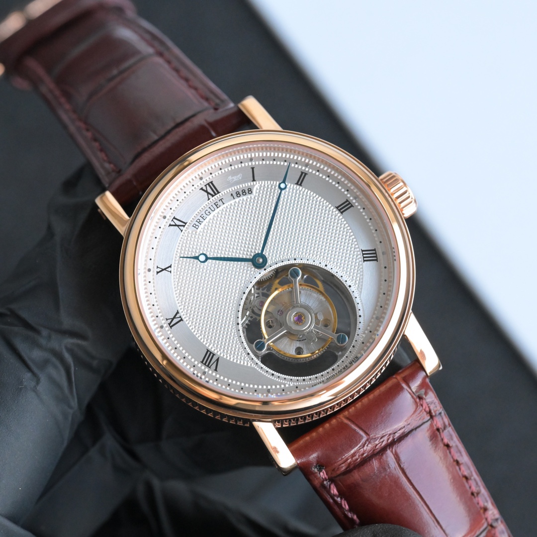 224年前，阿伯拉罕-路易·寶璣先生在他所創立的巴黎鐘錶堤岸制表工坊中，創造了制表史上令無數人贊嘆的陀飛輪調速裝置。這一無比複雜的精密機構彰顯了寶璣先生卓然超群的遠見與創想，時至今日仍對高級制表業有著重要意義。至今，陀飛輪的作用和意義已不僅是提高走時的精准度，而是譜寫了制表領域的輝煌篇章。寶璣陀飛輪時計臻品在百年徵程中不斷創新，超越自我，集精湛機械製造技藝與深厚美學原理於一身，創制出演繹複雜迷人的機械世界。腕表的表冠上刻有著名的寶璣品牌標誌，從側面我們可以看到表王寶璣著名的錢幣紋飾，代表著溫文爾雅