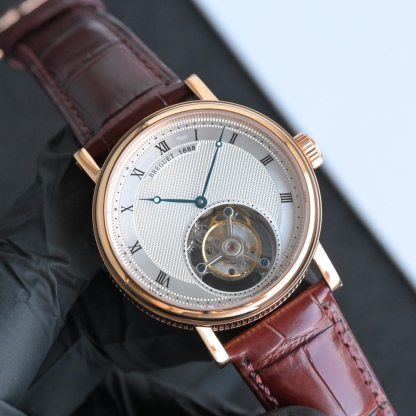 224年前，阿伯拉罕-路易·寶璣先生在他所創立的巴黎鐘錶堤岸制表工坊中，創造了制表史上令無數人贊嘆的陀飛輪調速裝置。這一無比複雜的精密機構彰顯了寶璣先生卓然超群的遠見與創想，時至今日仍對高級制表業有著重要意義。至今，陀飛輪的作用和意義已不僅是提高走時的精准度，而是譜寫了制表領域的輝煌篇章。寶璣陀飛輪時計臻品在百年徵程中不斷創新，超越自我，集精湛機械製造技藝與深厚美學原理於一身，創制出演繹複雜迷人的機械世界。腕表的表冠上刻有著名的寶璣品牌標誌，從側面我們可以看到表王寶璣著名的錢幣紋飾，代表著溫文爾雅