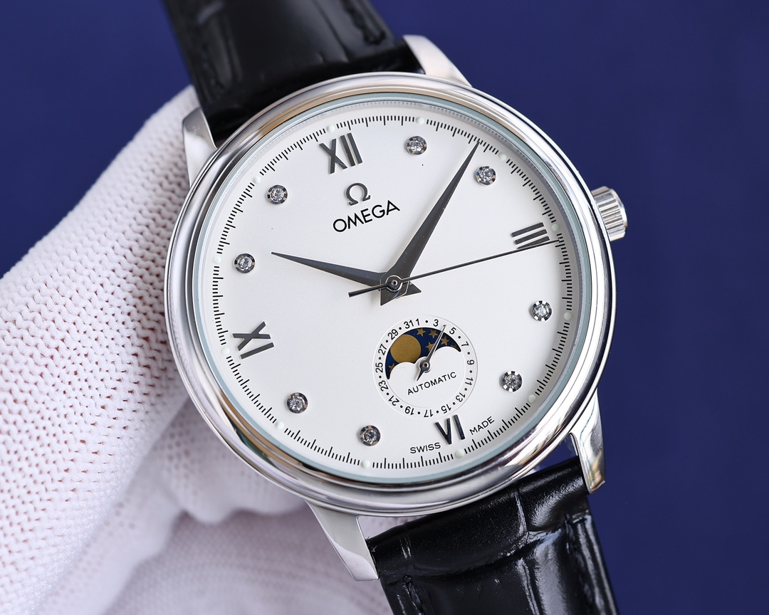 
玫瑰][玫瑰]20223【OMEGA】新款推薦，蝶飛系列＂升級版＂，機芯型號為ETA2824-6機芯（6位真日曆與24小時星辰功能） 質量穩定，尺寸40mm，厚度1.1mm.表殼為316L全鋼鍍納米鉑金表技術，更彰顯高貴大氣，錶帶搭配意大利頭層小皮，是你佩戴裝飾不二選擇。實物更高大上，期待你的品鑒[抱拳]送禮自戴精品！[勝利]高端品質，匠心獨具！大廠品質！歡迎轉載！