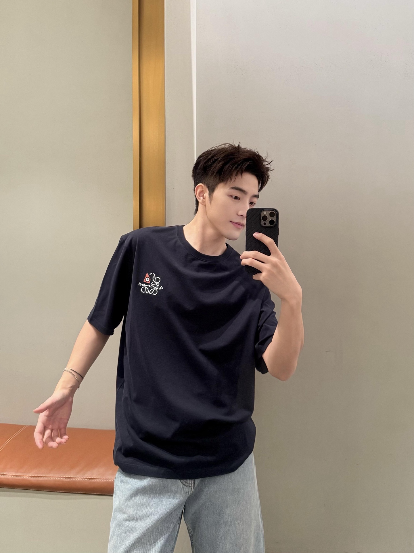 🔝LOEWE X LOUIS WAIN 幾何刺繡短袖T恤
定制緞光精密超柔錦棉，採用進口機刺繡工藝，精度高，線條流暢而細膩，面料都經過澆洗，手感質感更佳，不易變形，不易縮水，不易褪色，寬松版型
B Size： S-XL