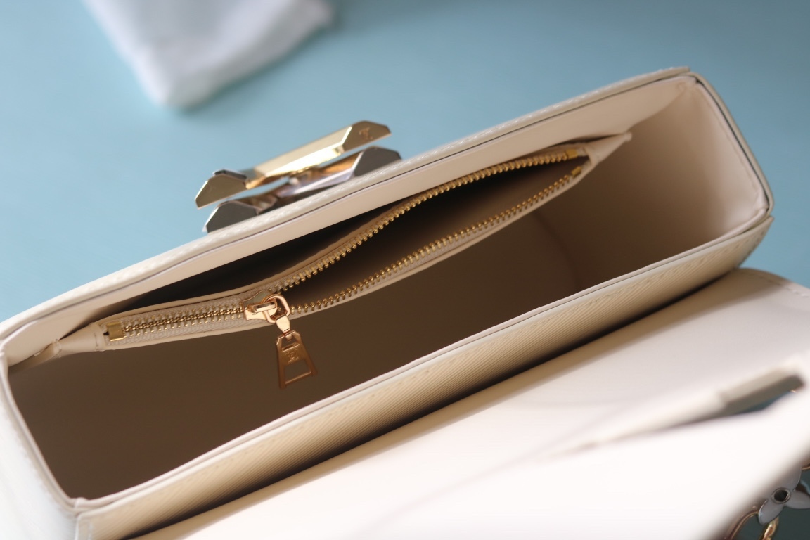 [玫瑰]最新歐洲版本[玫瑰] 原版品質[玫瑰]款號:50500/M24044/M24043[玫瑰]Twist MM LV Bloom手提包以迷人的新細節迎接春天。它採用了深色Epi皮革，帶有LV簽名迷人的雙色旋轉扣，並配有裝飾，短鏈上鑲嵌著精緻的單體花朵。由於優雅的可拆卸皮革肩帶和寬敞的多孔內部，她是一個精緻而多功能的伴侶。

23x17x9.5釐米(長度x高度x寬度)
裝配·光滑皮革內襯金色和銀色配件帶有LV簽名旋轉
.皮帶:可拆卸和可調
.皮帶長度(承載，最小):31.0釐米
