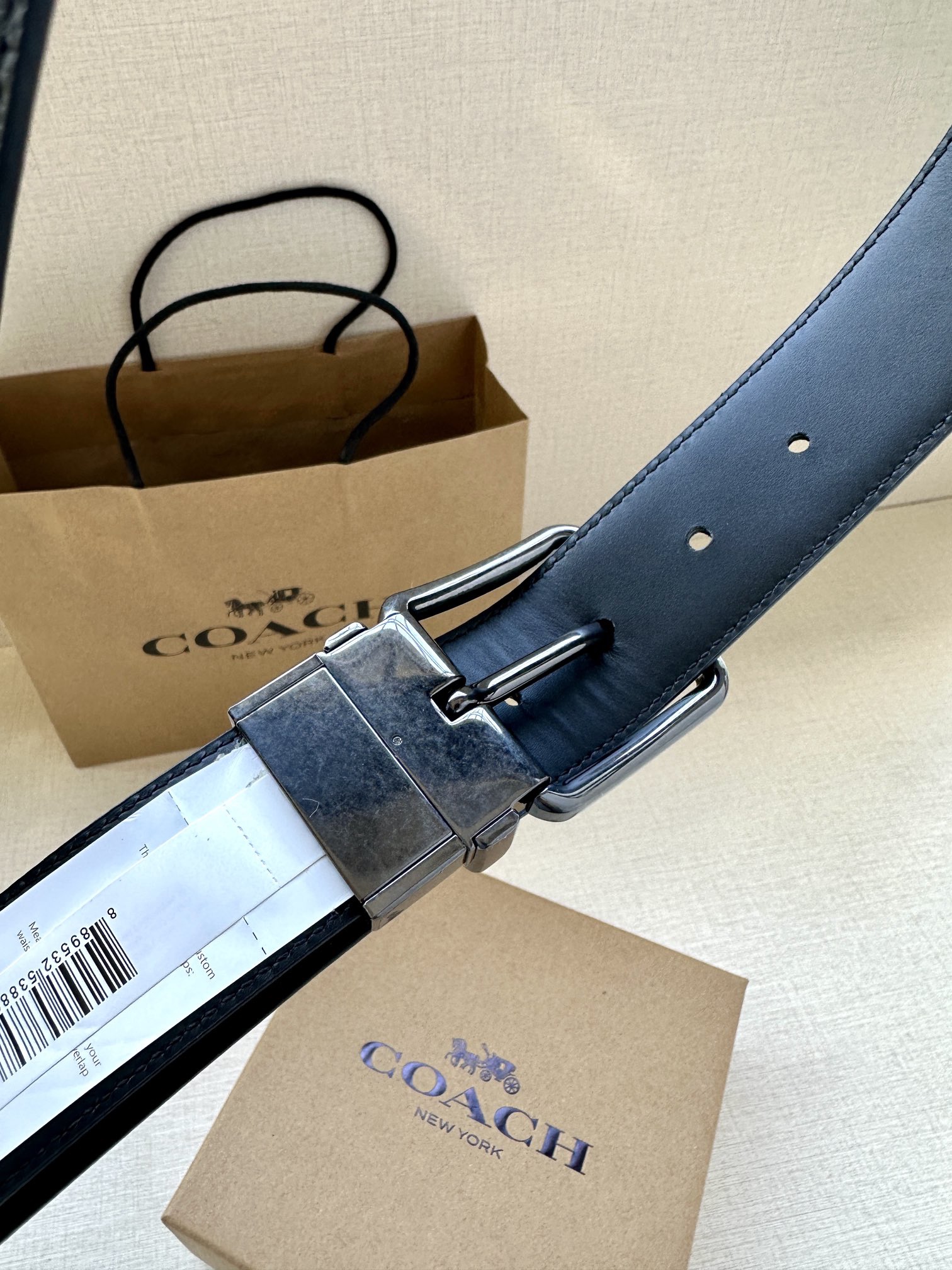 3.7cm（寬）COACH  這款雙面腰帶採用運動小牛皮製作，配有經典標誌帶扣，一款產品，兩種外觀。其合身度可個性定制，可用剪刀進行剪裁。
SAZ
D45
SMM
運動小牛皮
可裁剪
雙面
