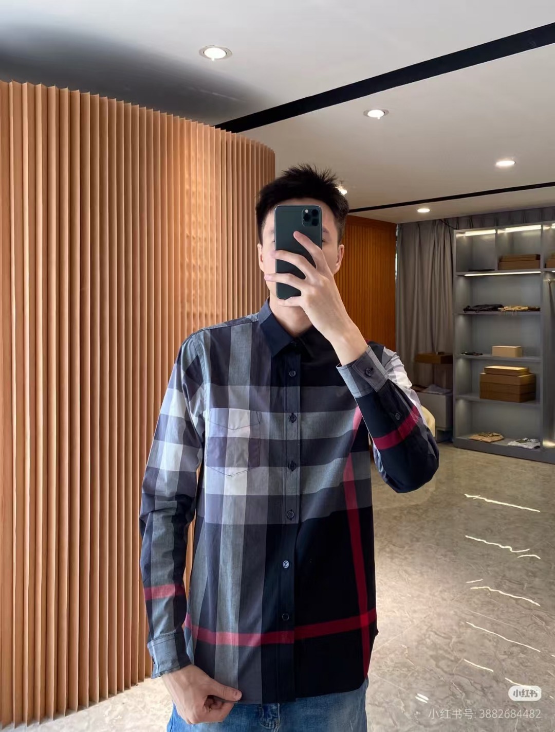 Burberry/巴寶莉 經典大格紋棉質襯衫
定制原版一致80支精梳棉單線紗，紗線全部訂染，最終確定織法，
無論是格型大小線條粗細均達到Y版水平並且布料沒有尾斜現象，
紅外線裁剪對條對格單件裁，保證大貨品質，
定制塔羅貝油封噴漆扣子自然發亮（不同市場版都是樹脂扣），裁片、領子坐領 門邊 袖口 部位加了燙薄，
全部要對格對位出成品，紅外激光定位對格取位，
每個獨立的尺碼都是定位裁片，前幅，口袋，袖子等部位都是對格對位的，
工序複製，費時費料，經典簡單氣質不失大牌，面料上身舒適柔軟卻又挺括有型，