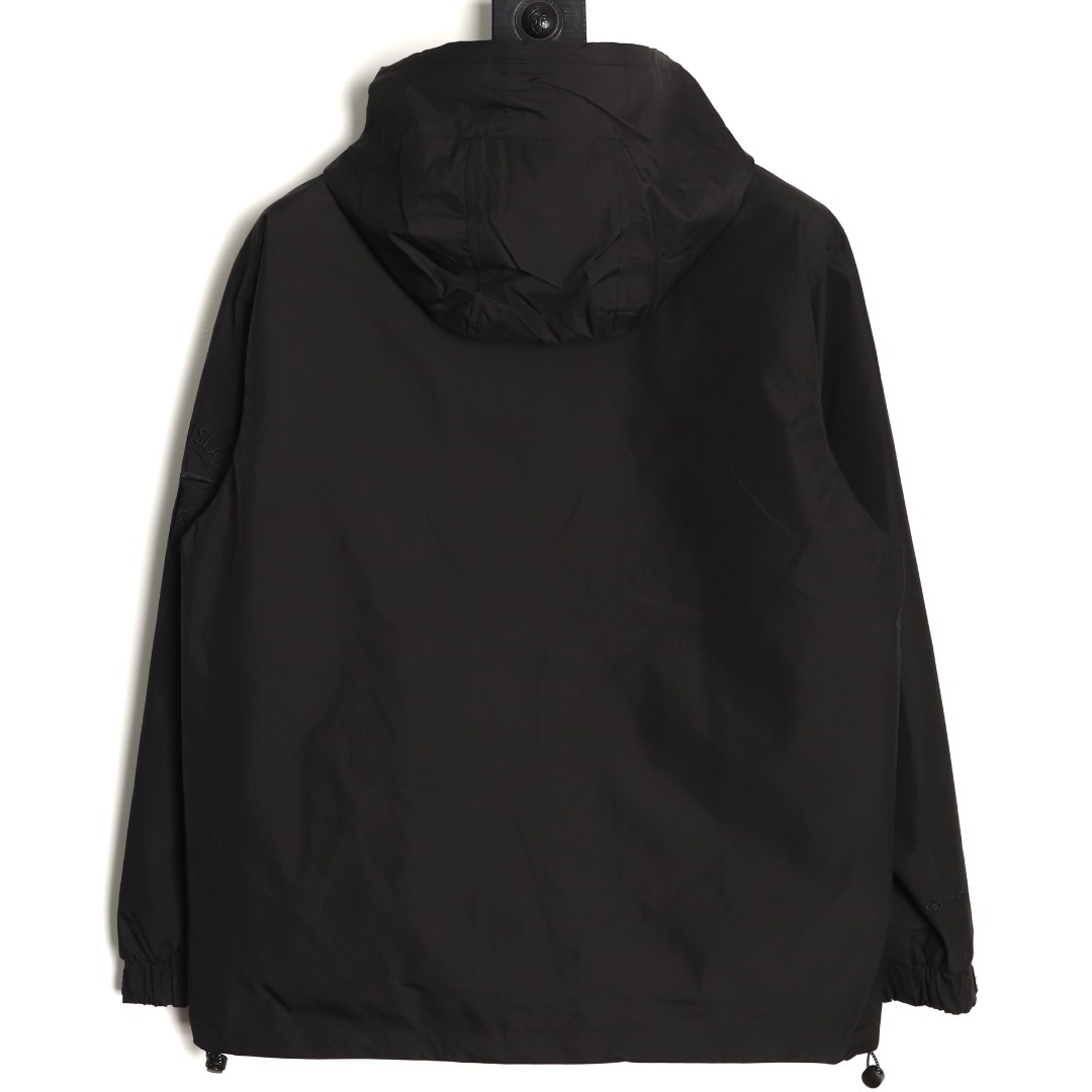 Stone Island/石頭島 24ss 手臂刺繡羅盤衝鋒衣外套
石頭島春季最熱單品 超級吸睛的一款衝鋒衣外套 一眼就能愛上 採用梭織防風防水面料 手感細膩順滑 寬松連帽的版型  水洗標一應俱全 細節滿滿的一款衝鋒衣 大廠代工 品質可靠 

-略帶復古感的機能衝鋒衣 城市徒步 戶外穿行都很出挑 男女都可以駕馭的一款潮流單品 
Color：黑色
A Size：S-XXL