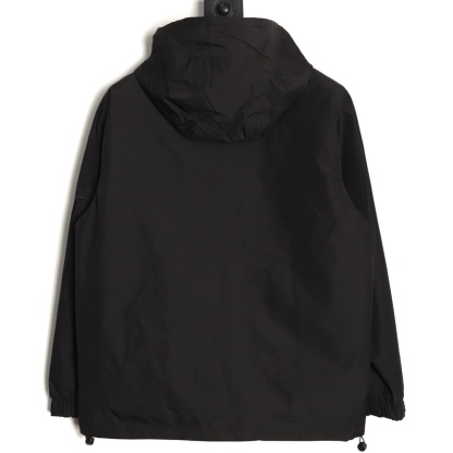 Stone Island/石頭島 24ss 手臂刺繡羅盤衝鋒衣外套
石頭島春季最熱單品 超級吸睛的一款衝鋒衣外套 一眼就能愛上 採用梭織防風防水面料 手感細膩順滑 寬松連帽的版型  水洗標一應俱全 細節滿滿的一款衝鋒衣 大廠代工 品質可靠 

-略帶復古感的機能衝鋒衣 城市徒步 戶外穿行都很出挑 男女都可以駕馭的一款潮流單品 
Color：黑色
A Size：S-XXL