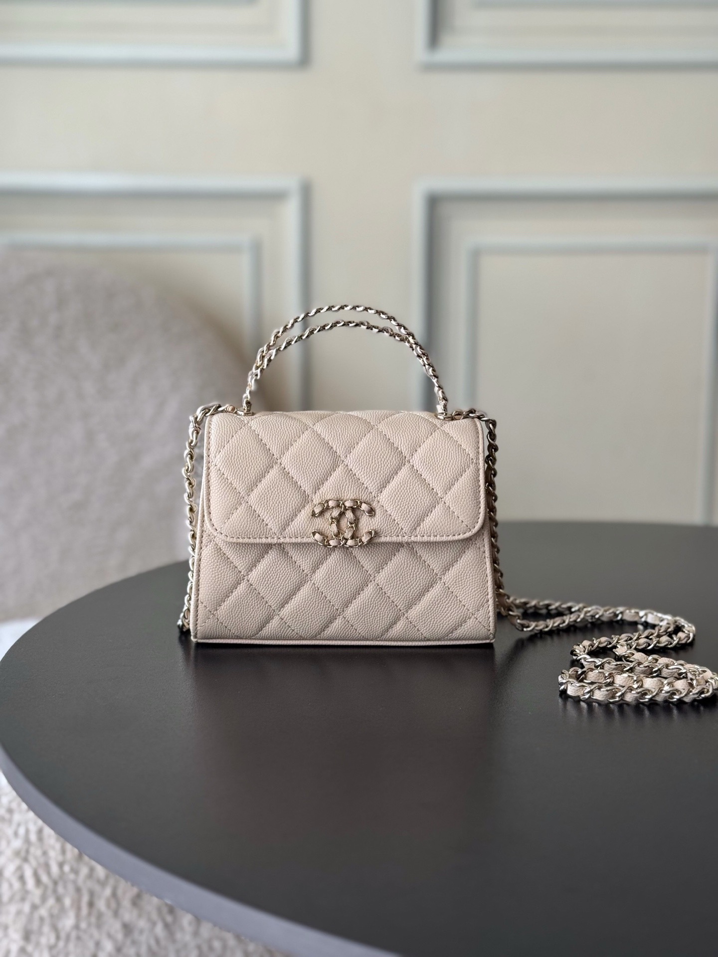 Chanel 25S 新款本季 最火的小球牛皮Kelly 手柄包
這顆絕對是黑馬
第一眼看到就深深愛上💕
顏值不必說 直接閉眼入不會錯
很好打理 也是百搭型
實現了單背斜挎腋下背手拎的效果📷
簡直就是福音〰️
很精緻 值得珍藏🔝

五金：全鋼18K淺金
皮料：獨家Haas小牛皮
尺寸：𝟏𝟒.𝟓*𝟏𝟏.𝟓*𝟓.𝟓 𝚌𝚖
型號：AS3237