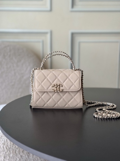 Chanel 25S 新款本季 最火的小球牛皮Kelly 手柄包
這顆絕對是黑馬
第一眼看到就深深愛上💕
顏值不必說 直接閉眼入不會錯
很好打理 也是百搭型
實現了單背斜挎腋下背手拎的效果📷
簡直就是福音〰️
很精緻 值得珍藏🔝

五金：全鋼18K淺金
皮料：獨家Haas小牛皮
尺寸：𝟏𝟒.𝟓*𝟏𝟏.𝟓*𝟓.𝟓 𝚌𝚖
型號：AS3237