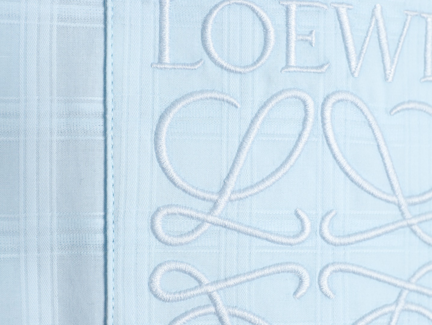 🔝LOEWE羅意威 Anagram 刺繡口袋格子短袖襯衫
定制雲紋高支提花格料，採用進口機刺繡工藝，精度高，線條流暢而細膩，紅外線定位裁床，通過紅外發射器和紅外接收器來實現對材料的精准定位，精度可達到微米級別，面料都經過砂洗，手感質感更佳，不易變形，不易縮水，不易褪色，保持長久的美觀，定制輔料，寬松版型
B Size：36 38 40 42