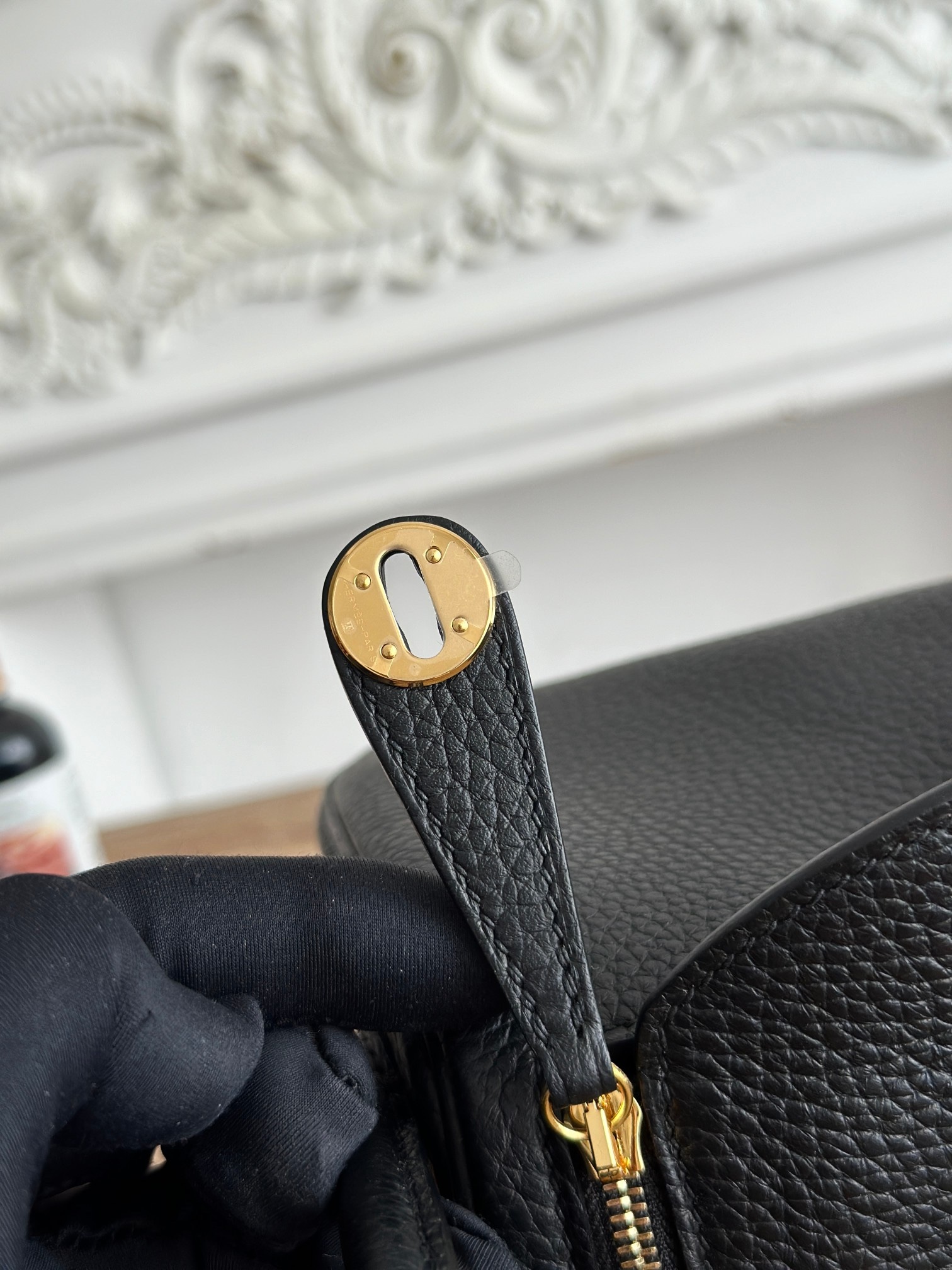 琳迪lindy 19cm	
Tc皮 蜜蠟線半手工縫製
lindy19保留了琳迪包所有細節的完整設計，側口袋、拉鍊等全部都是經典的設計√
這只小可愛暴擊了多少人的少女心