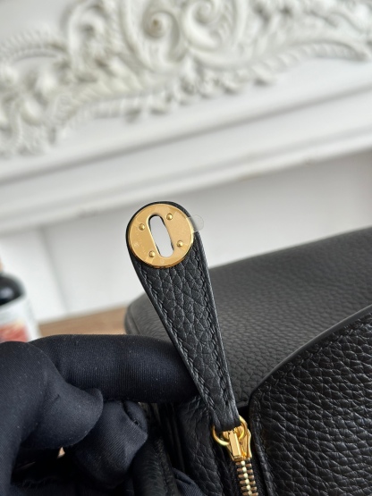 琳迪lindy 19cm	
Tc皮 蜜蠟線半手工縫製
lindy19保留了琳迪包所有細節的完整設計，側口袋、拉鍊等全部都是經典的設計√
這只小可愛暴擊了多少人的少女心