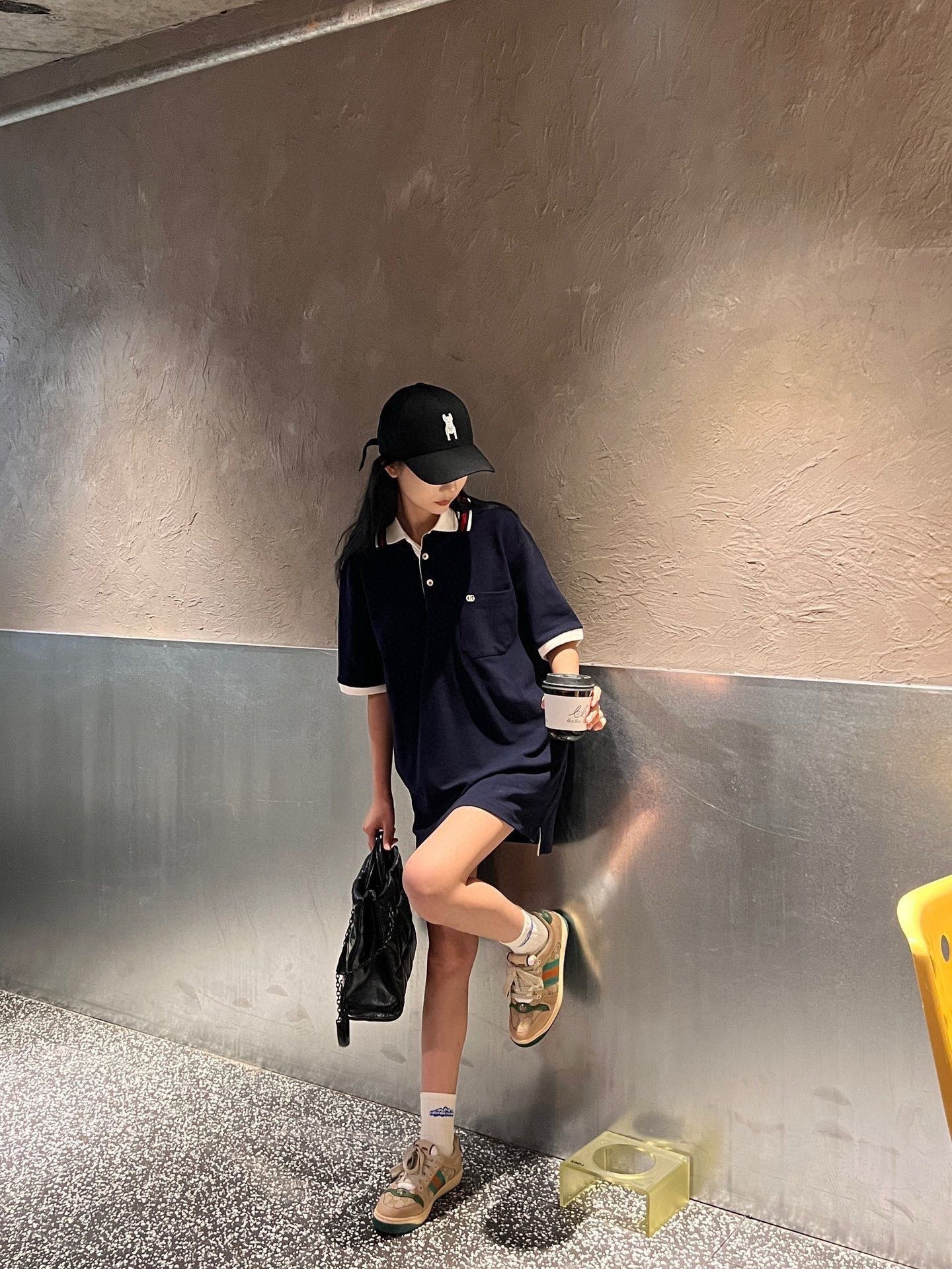 Gucci/古馳 24ss 胸口雙G刺繡Polo短袖
原購入，採用60支雙股250克重棉氨混紡雙面珠地面料，條紋相間拼色衣領定為雙系統提花定織扁機製成。GG互扣刺繡圖案採用進口田島機器，榻榻米刺繡搭配挨針繡工藝，刺繡非常的飽滿，精細針法綿密，以榻榻米刺繡工藝打底，挨針繡描廓邊緣及字母繡花，層次清晰豐富立體。前胸無明線無散口雙層面筒，袖口縫盤螺紋同為扁機織造，採用TAJIMA進口機台加工，人工手縫領標開背領標帶防偽芯片，紐扣開模天然塔羅貝炭黑刻字牛角扣，三標輔料同步定 制。經典翻領設計