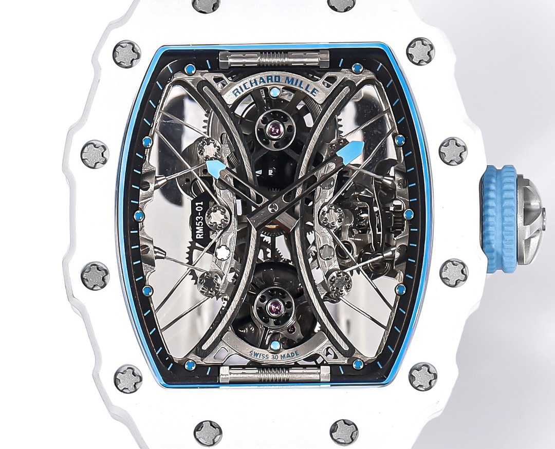 白色TPT石英纖維
【RICHARD MILLE】理查米爾RM53-01 將腕表設計與運動賽事相互結合，完美詮釋了賽場上的勇者堅定信念、頑強拼搏的精神。RM53-01以馬術運動為背景，採用多種高科技材料來抵御運動時帶來的強烈撞擊，從而保證不受破壞、正常運轉。高科技材質打造如同“護具”。“RM 53-01 PABLO MAC DONOUGH”的陀飛輪腕表，此款腕表除具備運動腕表的動感與活力外，還配備了堅固的TPT®碳纖維表殼、層壓藍寶石水晶表鏡以及固定機芯的懸浮式鋼索，有效的降低巨大衝擊、意外碰撞對腕表所帶