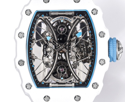 白色TPT石英纖維
【RICHARD MILLE】理查米爾RM53-01 將腕表設計與運動賽事相互結合，完美詮釋了賽場上的勇者堅定信念、頑強拼搏的精神。RM53-01以馬術運動為背景，採用多種高科技材料來抵御運動時帶來的強烈撞擊，從而保證不受破壞、正常運轉。高科技材質打造如同“護具”。“RM 53-01 PABLO MAC DONOUGH”的陀飛輪腕表，此款腕表除具備運動腕表的動感與活力外，還配備了堅固的TPT®碳纖維表殼、層壓藍寶石水晶表鏡以及固定機芯的懸浮式鋼索，有效的降低巨大衝擊、意外碰撞對腕表所帶