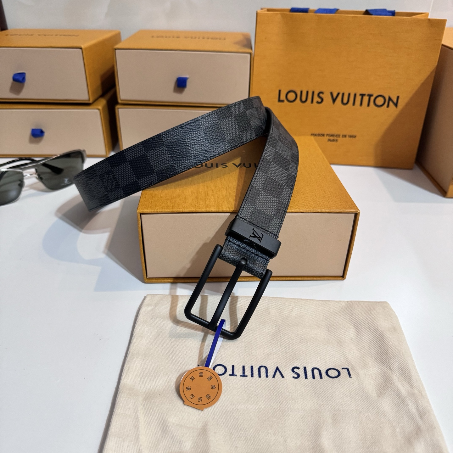 
寬度：3.5cm Frog 雙面腰帶以創意筆觸展現千禧潮流風範，巧妙致敬鄉村搖滾文化。做舊皮革令 Damier 格紋流露復古韻致，圓潤方形搭扣回溯品牌經典硬箱元素🆚