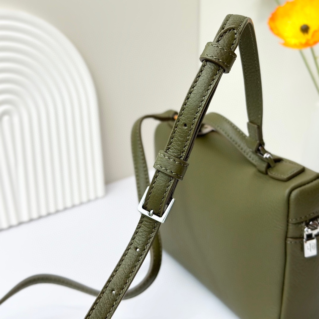 𝓛𝓸𝓻𝓸 𝓟𝓲𝓪𝓷𝓪諾悠翩雅
𝑬𝒙𝒕𝒓𝒂 𝑷𝒐𝒄𝒌𝒆𝒕 𝑳𝟏𝟗 
這是一款大開口結構的功能性設計的手拿包，經典風格和簡約設計的組合體。包身採用進口原廠小牛皮材質，輕微的錘紋呈現優雅的紋理，內里採用進口原廠小羊皮。皮革手柄和可拆卸肩帶，可打造出不同背法實用百搭。雙向拉鍊開合，搭配My Charms銀色金屬掛飾。（LP特級全鋼配件五金）
size：11×19×6.5cm
貨號：FAN4046
配套全套專櫃禮盒包裝🎁