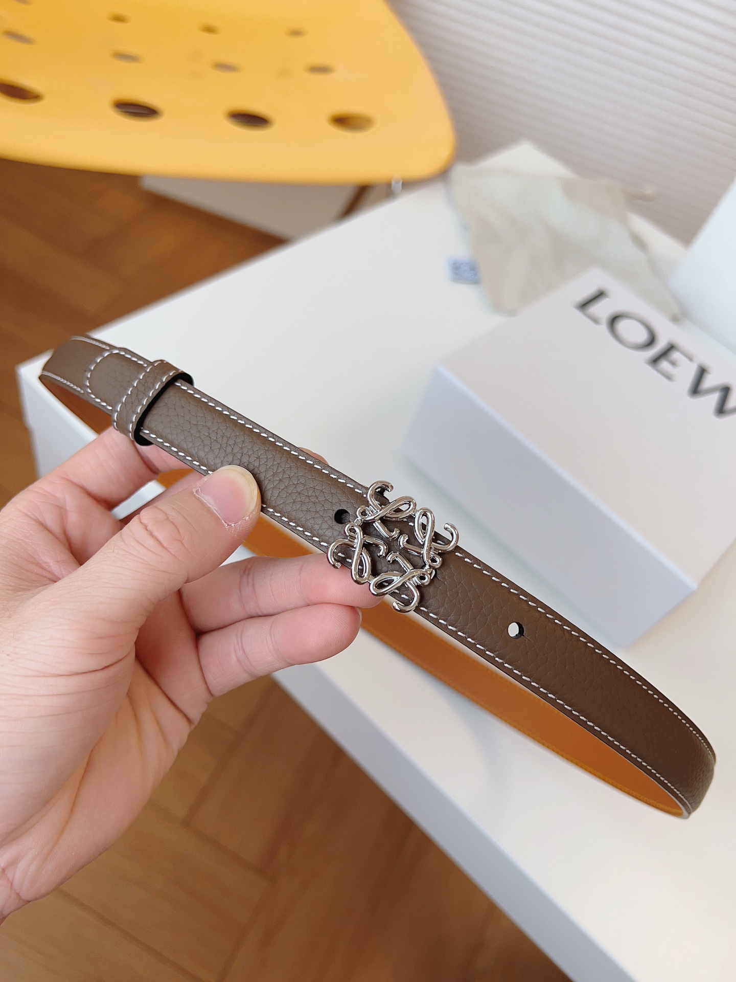 
Loewe 羅意威 經典粒面小牛皮，極簡風格的搭配，腰帶早已不是勒緊褲腰的工具，而是提升衣品，畫龍點睛的飾品；此款腰帶易搭配服飾。皮帶寬度：2.0cm