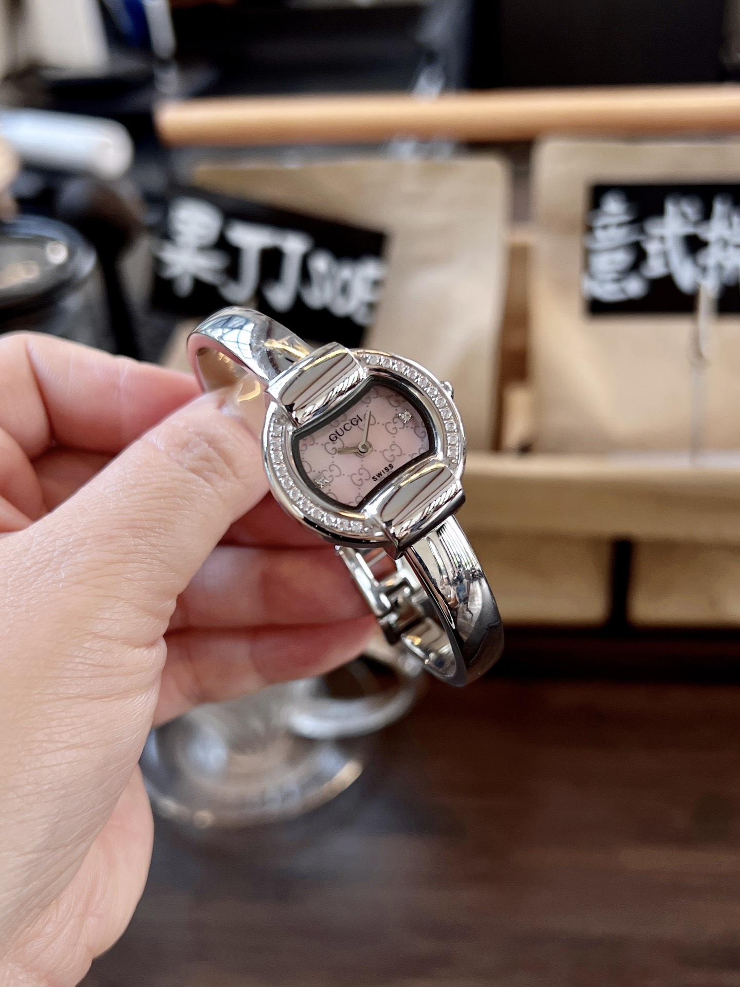 古馳
Gucci 瑞士日內瓦最新限量款升級版到貨（後蓋全新加重處理，重做原裝對版鑲鑽字面。字面鑲嵌八箭八星兩個閃亮的鋯鑽石💎，細節誠意滿滿💎區別以往老舊版本，歡迎品鑒👏👏），表徑25mm，厚度7.5mm，藍寶石玻璃，表面把頭都有經典雙G logo設計元素，非常經典，適合小手腕佩戴，小巧玲瓏，溫婉細膩