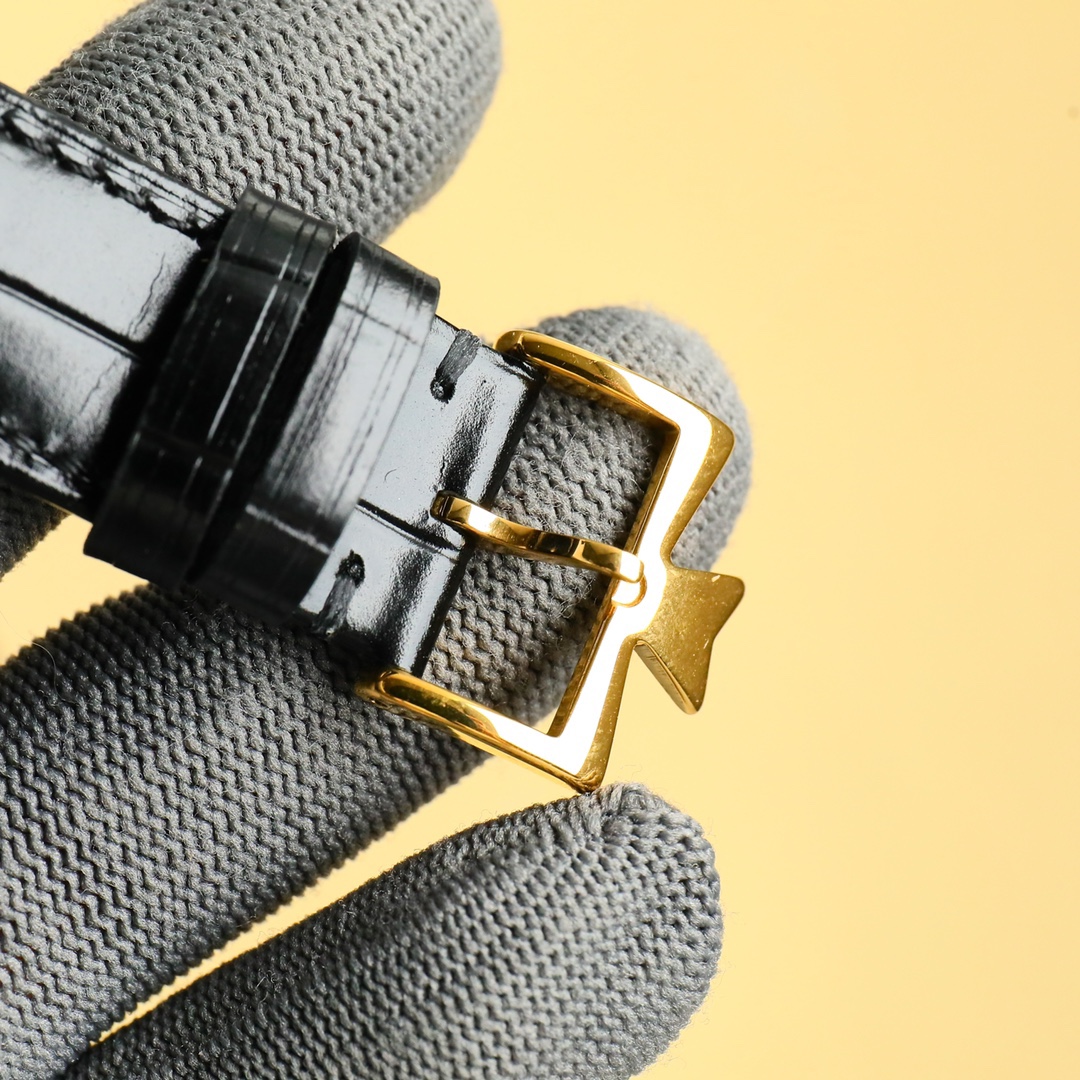 
最新款推薦   市場最高復刻 V4升級版本 江詩丹頓VC傳承系列85180腕表！
1⃣️【表殼】尺寸40MMX9MM，完美圓形的表殼，搭配微孤式表耳設計，使之更加貼合佩戴者的手腕。每一個成品殼套，都需經過MK嚴格的質量把控，方能還原正品獨特的質感。
2⃣️【機芯】9015鋼輪等部件均由MK制表師精工裝飾，自動擺陀更是鍍有18k金，最大限度呈現原裝精湛的工藝水平。
3⃣️【表鏡】前後兩片藍寶石玻璃鏡面，均有防眩暈鍍膜處理。
4⃣️【錶帶】雙層意大利小牛皮，搭配馬耳他十字針扣。