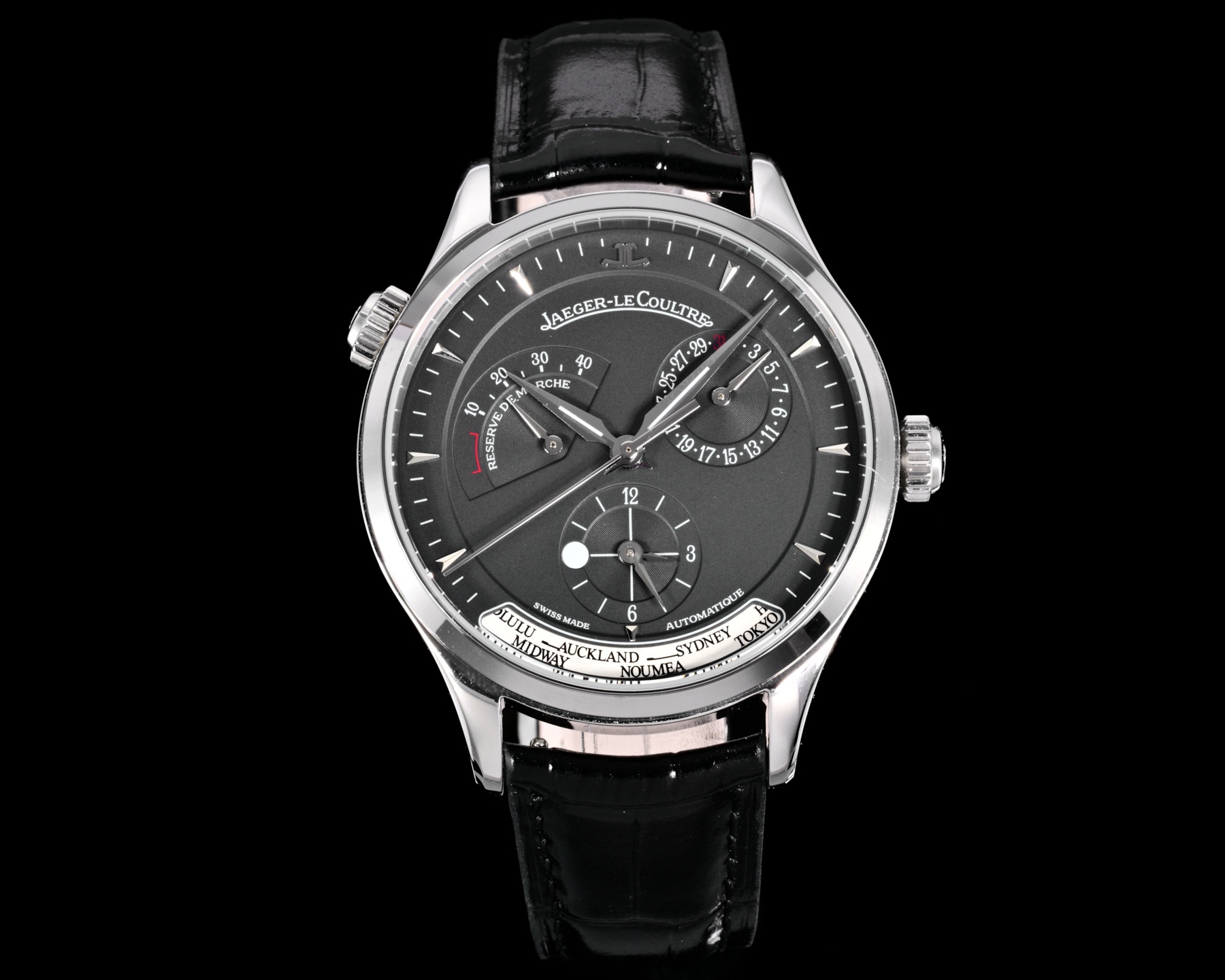 V+ Factory出品
【市場最高版本】JL積家 各路大咖都叫它大醜 其實賦予的是極高贊美 論品味與外觀 在鐘錶界有著舉足輕重的地位 戴出去怎麼都是長臉 各種彰顯品味 Master 地理學家大師系列 Q1428421 復刻版全新升級 多功能腕表 升級Cal.939A機芯 打磨效果更近原裝 升級軸 自動陀為玫金邊 字面紋路清晰 功能：日期顯示 雙時區 動力儲備顯示 316L精鋼  直徑42mm  原裝折疊扣！V+ Factory匠心之作 值得你擁有！