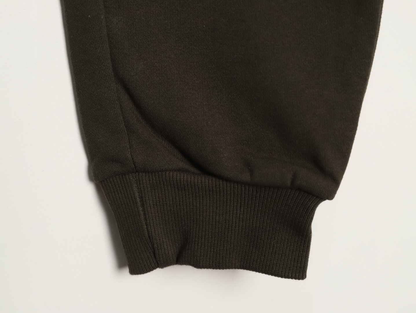 Burberry/巴寶莉 24Fw  TB格紋貼布立體刺繡棉質針織長褲  
面料採用400克洗水純棉毛圈棉質面料，訂染顏色後整蝕毛處理，對照原版做絲滑超柔處理，
布面肌理股線清晰明顯，垂感一級棒，做工精緻都到達外貿出口標準，
刺繡工藝採用百靈達刺繡機器，使刺繡顏色更加飽滿，繡花更加立體，
透氣舒適度高，細節無可挑剔，手感細膩柔軟！上身版型超贊！
顏色：黑色  軍綠
M1 size：S-XL
