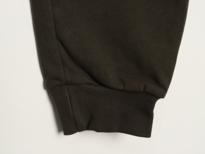 Burberry/巴寶莉 24Fw  TB格紋貼布立體刺繡棉質針織長褲  
面料採用400克洗水純棉毛圈棉質面料，訂染顏色後整蝕毛處理，對照原版做絲滑超柔處理，
布面肌理股線清晰明顯，垂感一級棒，做工精緻都到達外貿出口標準，
刺繡工藝採用百靈達刺繡機器，使刺繡顏色更加飽滿，繡花更加立體，
透氣舒適度高，細節無可挑剔，手感細膩柔軟！上身版型超贊！
顏色：黑色  軍綠
M1 size：S-XL
