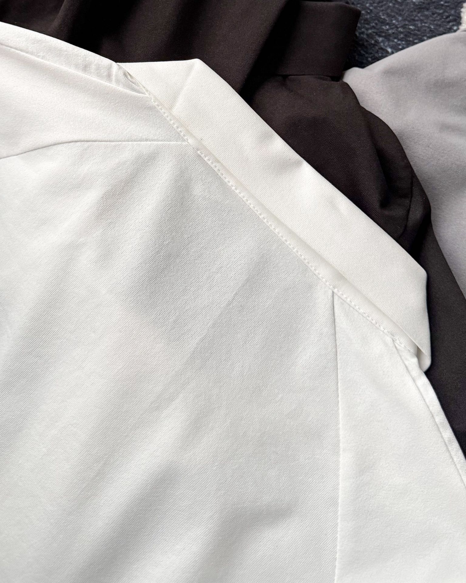 春季新款DESCENTE迪桑特吸濕長袖防曬+抗菌SECOt恤翻領POLO
2026春季新款
大身採用迪桑特自研面料，具有吸濕速乾，UPF215+防曬及Polygiene抑菌功能門襟採用激光切割工藝，結合肩部超聲波貼合工藝，提升細節品質感領口，門襟及下擺均採用熱壓工藝，外觀平整
頻繁穿梭於不同目的地航站樓，美學與實用兼具的著裝是應對高強度，快節奏，多場景工作的基礎。將戶外防護功能面料與都市生活設計剪裁兼容並蓄，實現全日多場景無縫切換讓戶外成為生活的新常態。