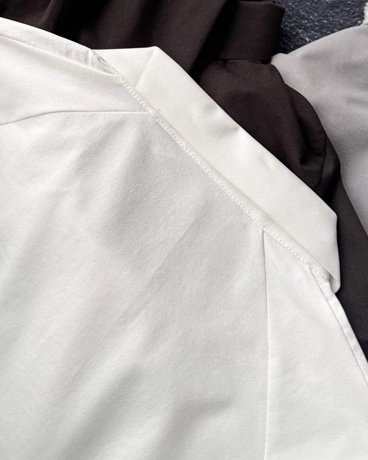 春季新款DESCENTE迪桑特吸濕長袖防曬+抗菌SECOt恤翻領POLO
2026春季新款
大身採用迪桑特自研面料，具有吸濕速乾，UPF215+防曬及Polygiene抑菌功能門襟採用激光切割工藝，結合肩部超聲波貼合工藝，提升細節品質感領口，門襟及下擺均採用熱壓工藝，外觀平整
頻繁穿梭於不同目的地航站樓，美學與實用兼具的著裝是應對高強度，快節奏，多場景工作的基礎。將戶外防護功能面料與都市生活設計剪裁兼容並蓄，實現全日多場景無縫切換讓戶外成為生活的新常態。