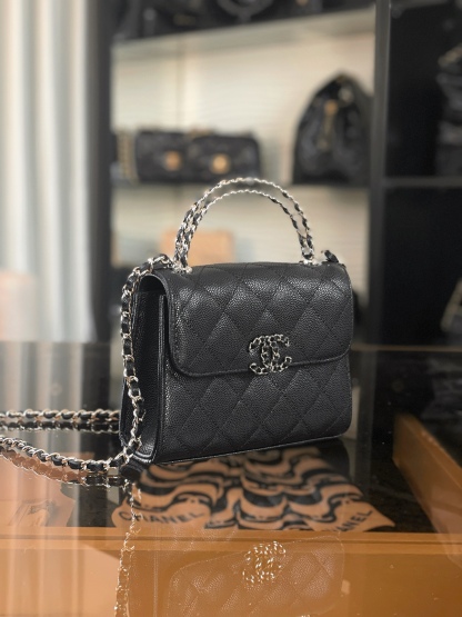 特▪️級鋼 
現貨發售🌱皮穿鏈手柄𝐤𝐞𝐥𝐥𝐲手機包回歸
𝑪𝒉𝒂𝒏𝒆𝒍 𝟐𝟓𝐬｜黑色♥𝐳𝐩級 

這顆絕對是黑馬
第一眼看到就深深愛上💕
顏值不必說 直接閉眼入不會錯
很好打理 也是百搭型
實現了單背斜挎腋下背手拎的效果📷
簡直就是福音〰️
很精緻 值得珍藏🔝

五金：全鋼18K淺金
皮料：獨家Haas小牛皮
尺寸：𝟏𝟒.𝟓*𝟏𝟏.𝟓*𝟓.𝟓 𝚌𝚖
3237