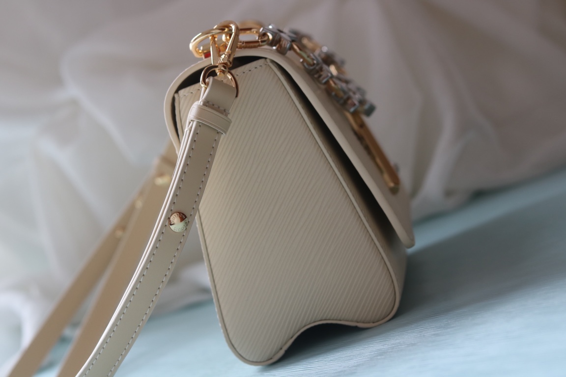 [玫瑰]最新歐洲版本[玫瑰] 原版品質[玫瑰]款號:50500/M24044/M24043[玫瑰]Twist MM LV Bloom手提包以迷人的新細節迎接春天。它採用了深色Epi皮革，帶有LV簽名迷人的雙色旋轉扣，並配有裝飾，短鏈上鑲嵌著精緻的單體花朵。由於優雅的可拆卸皮革肩帶和寬敞的多孔內部，她是一個精緻而多功能的伴侶。

23x17x9.5釐米(長度x高度x寬度)
裝配·光滑皮革內襯金色和銀色配件帶有LV簽名旋轉
.皮帶:可拆卸和可調
.皮帶長度(承載，最小):31.0釐米
