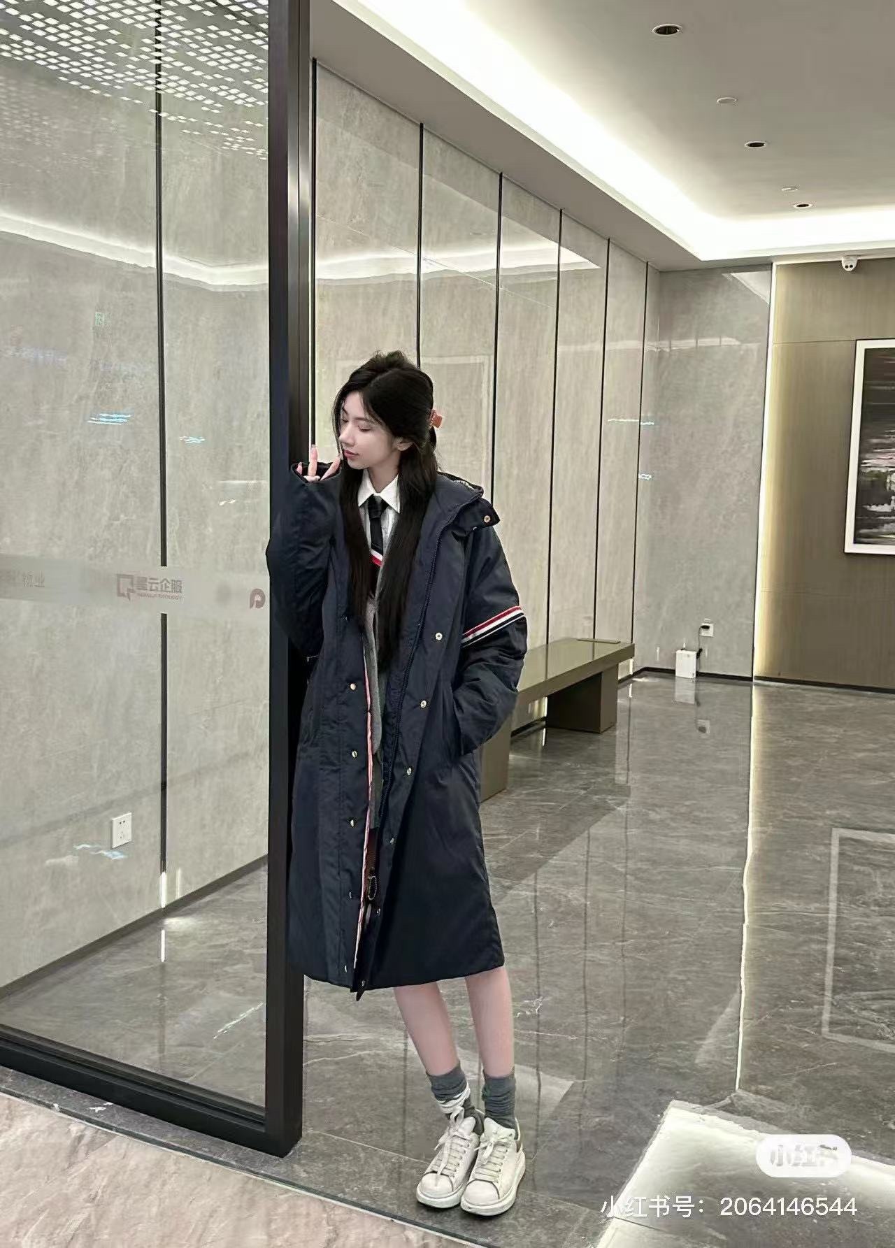 Thom Browne/湯姆布朗 袖標織帶長款羽絨服
採用進口90鴨絨填充 內外里加雙層內膽不會跑毛 高密度防風抗寒功能性面料 手感柔軟舒適  工藝更是精湛 嚴防鑽絨 採用國際先進的真空充絨技術 增加空氣隔層 不損傷羽線 能保持羽原有的柔軟性、彈性及手感 將羽絨的保暖性發揮到最佳！
N Size :1-3