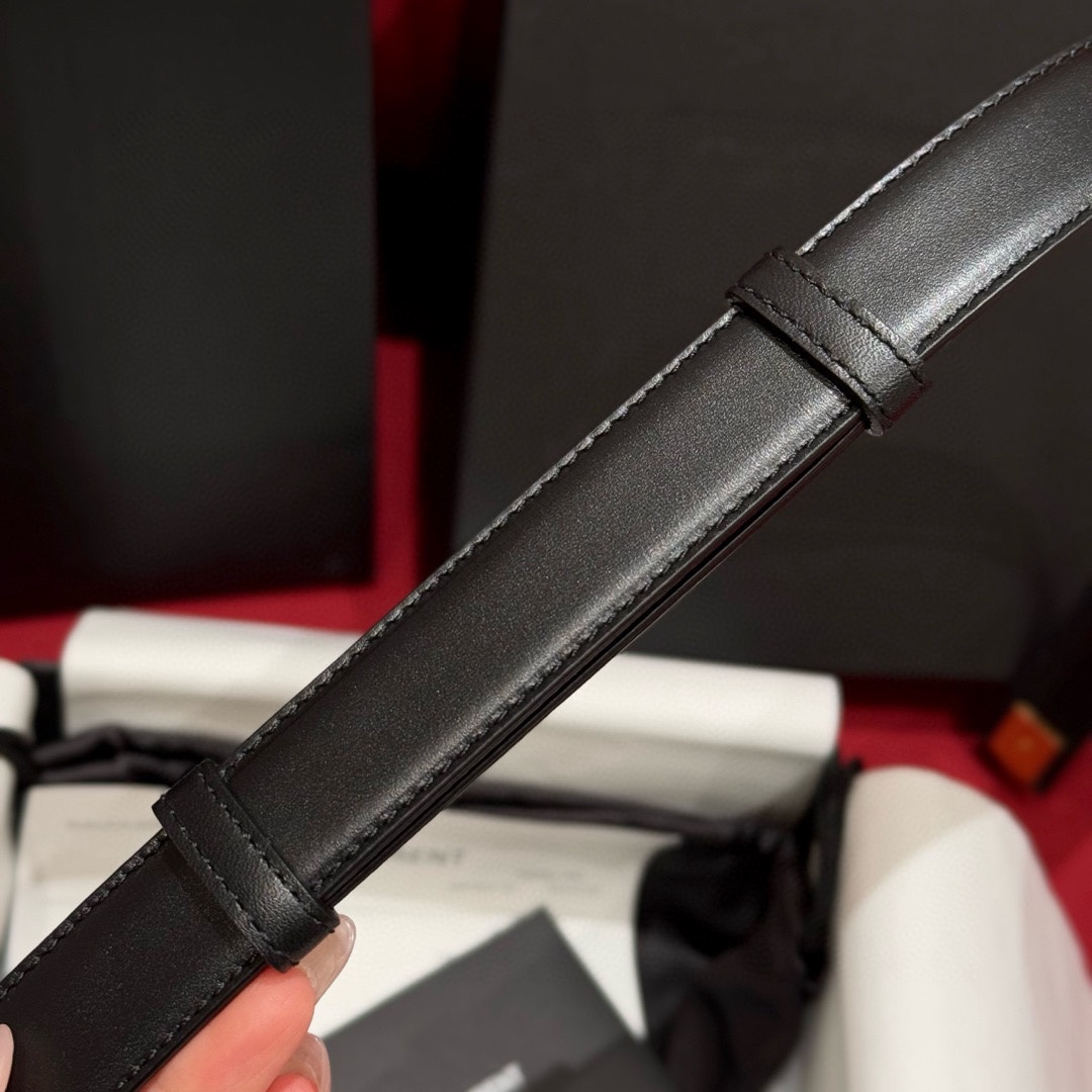 YSL頂級版復刻新寵腰帶
經典百搭款 搭配牛仔褲或者裙子都很好看 長短可調節 25mm寬 雙面進口小牛皮 精緻的真空鍍鈀搭扣飾有琺瑯字體效果