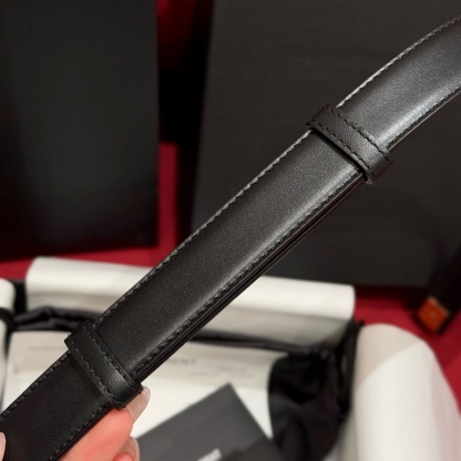 YSL頂級版復刻新寵腰帶
經典百搭款 搭配牛仔褲或者裙子都很好看 長短可調節 25mm寬 雙面進口小牛皮 精緻的真空鍍鈀搭扣飾有琺瑯字體效果