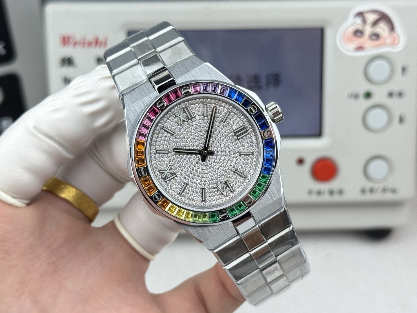 Factory 獨家力作👍
蕭邦AlpineEagle雪山傲翼系列
🌈彩T鑽🌟變色龍🦎滿天星✨限量款及隱藏款首推
如炬目光，比擬暗夜星芒⛰️於山川湖海間🌊洞見紳士願景與磅礡未來👔
尺寸：原裝一致41mmX9.7mm
機芯：9015改Chopard 01.01-c
錶鏈：獨家原版開模金磚型鏈節一體式錶鏈
岩石紋錶盤，鍍銠羅馬數字，時針及分針時標均覆以Super-LumiNova® X1級螢光塗層
致獻當代“雄鷹”，志存高遠之人在日常生活中超邁群倫，其視野啓迪人心、昇華情志。憑借遠見和決心，