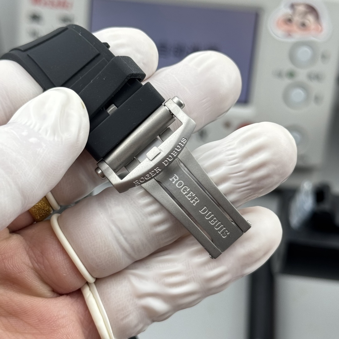 『新廠-NEW Factory』王者歸來唯一鈦金屬表殼.型號：RDDBEX0479腕表，這款腕表極具羅傑杜彼品牌代表性的設計，星型的框架設計，凱爾特十字架形陀飛輪，配有秒盤和小秒針，更顯機械感，幾乎一眼就可識別。表殼直徑45mm，厚度13.5毫米，搭載海鷗定制RD505SQ手動上鏈機芯，機芯上夾板與魚鱗紋打磨在內的各種超卓精修。          
（非市面其他小廠可比）
1.表殼：鈦合金表殼與原裝同步
2.機芯：一體陀飛輪機芯以六方位精准調校。儲能動力長達：50小時，機芯的主夾板和輪隙與原裝一致，