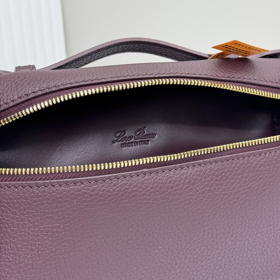 𝓸𝓻𝓸 𝓟𝓲𝓪𝓷𝓪諾悠翩雅
𝑬𝒙𝒕𝒓𝒂 𝑷𝒐𝒄𝒌𝒆𝒕 𝑳𝟏𝟗 
這是一款大開口結構的功能性設計的手拿包，經典風格和簡約設計的組合體。包身採用進口原廠小牛皮材質，輕微的錘紋呈現優雅的紋理，內里採用進口原廠小羊皮。皮革手柄和可拆卸肩帶，可打造出不同背法實用百搭。雙向拉鍊開合，搭配My Charms銀色金屬掛飾。（LP特級全鋼配件五金）
size：11×19×6.5cm
貨號：FAN4046
配套全套專櫃禮盒包裝🎁