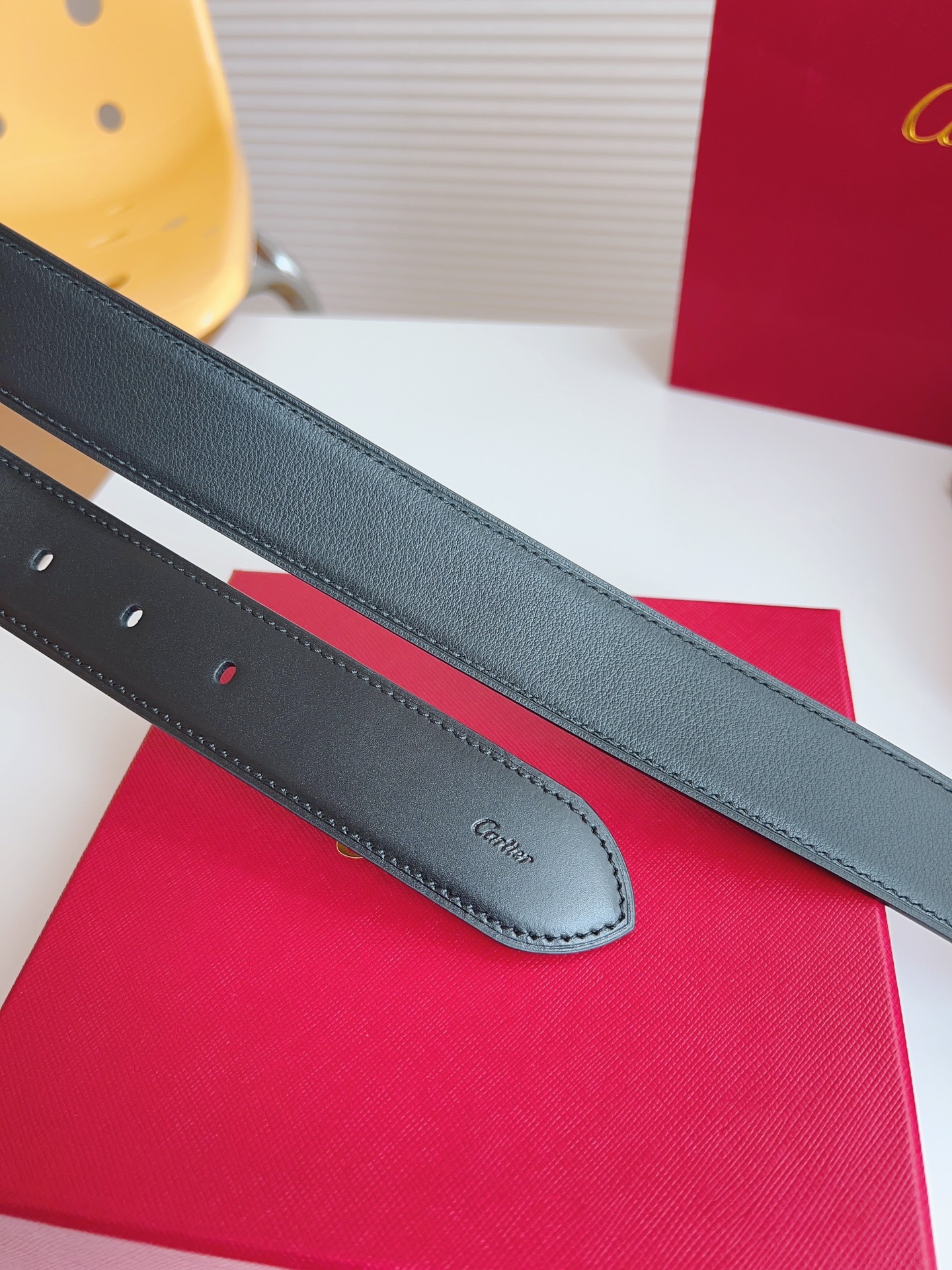 
Cartier（卡地亞）憑借匠心傑作展現與眾不同的美感，融合精湛工藝與經典設計，演繹雋永風格；瀟灑不羈，果敢獨立！此款式易搭配服飾；休閒正裝兩相宜。皮帶寬度：35mm