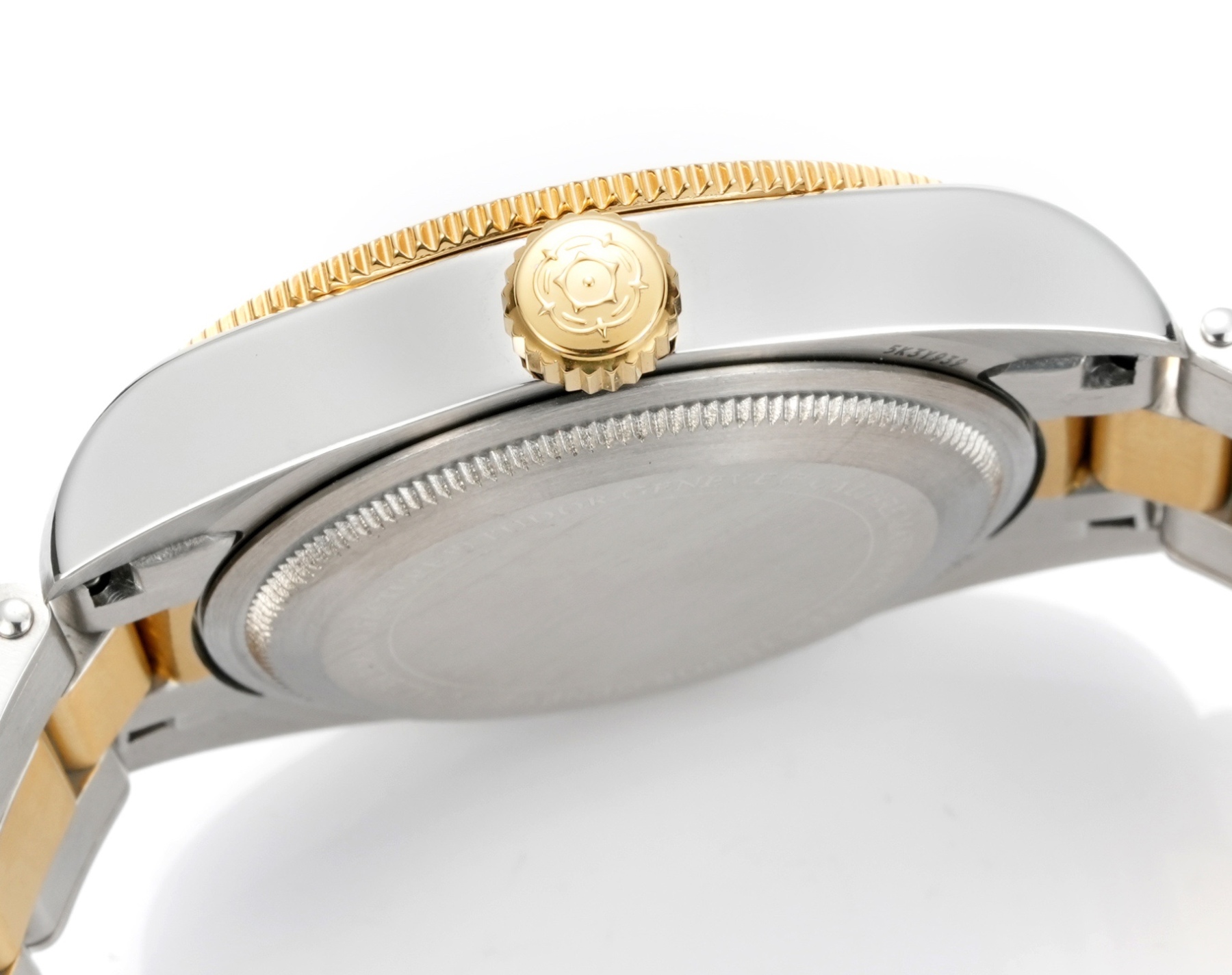 升級版帝舵 TUDOR   碧灣系列對於帝舵來說，無疑是一個龐大的產品線，在今年推出了一隻全新的單色碧灣，以絕對的實力被認為是勞力士無歷黑水鬼的平替！今年推出的這只全新單色碧灣，也迎來了碧灣第三次制表科技和煥新美學風格上的革新。
1.新款碧灣迎來新的改革，升級夜光珠，而正品同步凹入式，搭配的是圓拱形藍寶石表鏡，更顯復古感📸 
2.腕表採用不鏽鋼材質打造表殼，經過精細的磨光與磨砂處理，呈現出獨特的質感和光澤度。同勞力士水鬼一樣，表殼採用41毫米尺寸，也是沿襲了“原版”碧灣的直徑，既適合日常佩戴，