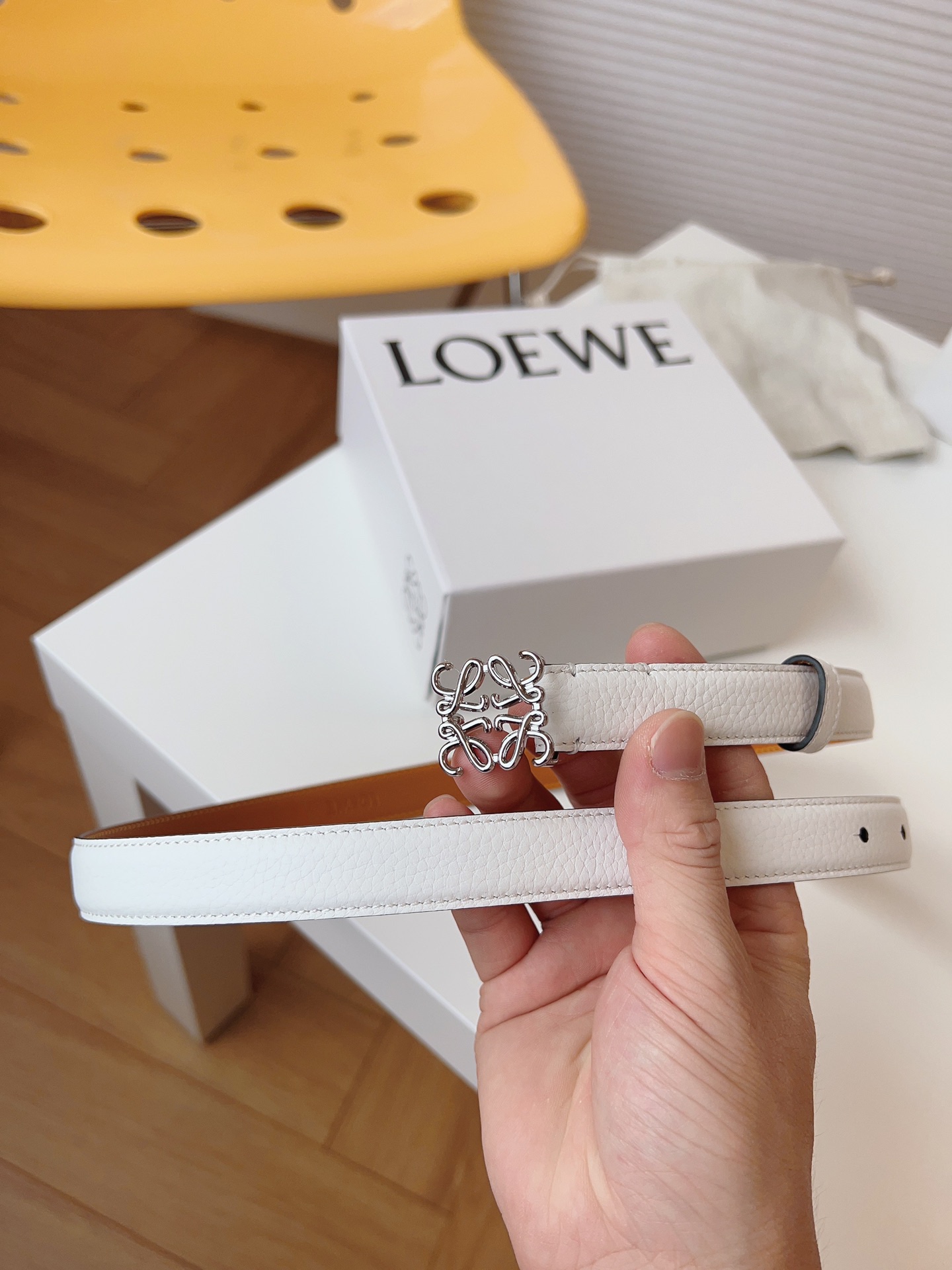 
Loewe 羅意威 經典粒面小牛皮，極簡風格的搭配，腰帶早已不是勒緊褲腰的工具，而是提升衣品，畫龍點睛的飾品；此款腰帶易搭配服飾。皮帶寬度：2.0cm