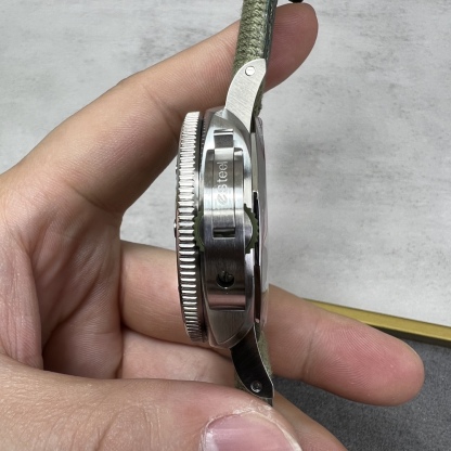 SBF新款：沛納海PAM1287 實拍圖
首款採用拋光圈口，表圈透出翡翠般的光澤。
翡翠綠拋光漸變錶盤，詮釋時間的層次感。
44mm亞洲手腕的黃金尺寸，15-20cm輕鬆駕馭。
簡潔大氣，實物比圖片精緻好看。推薦款