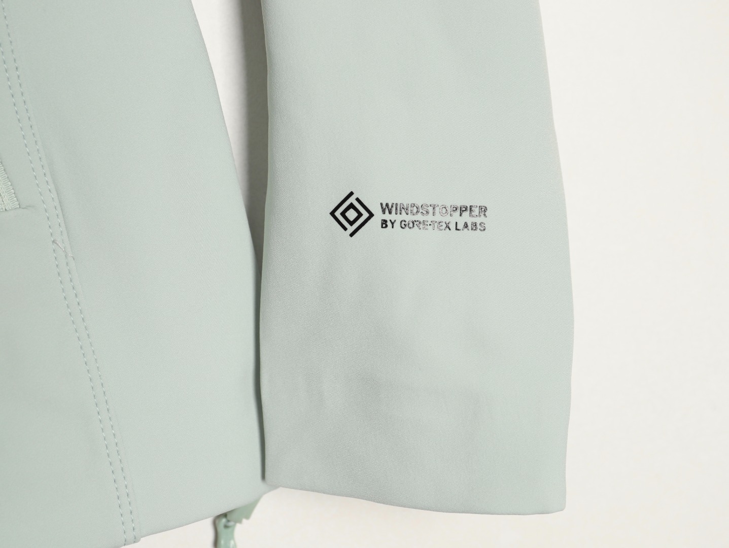 🔝KAILAS 凯乐石 M8 IC 运动户外登山徒步防风防泼保暖透气薄绒软壳拉链外套

某物在售同款 市面最好的货！ 全身压胶工艺 内里薄绒与鸟家伽马MX版型做工设计基本一致！

kailas自研科技面料 外层防风防水防冰内里采用中空保暖面料 立体薄绒 轻盈亲肤 保暖透气 有效抵挡在户外遇到的任何情况！ 前胸贴合口袋压胶 腋下一整片裁片的平车走线加压胶工艺 防止湿气冷气入侵的时候 衣服表面更加平整 大厂精湛做工 无可挑剔！
 3D风雪帽加中高帽领的设计 更有效防护颈部脸部冷风灌入且不遮挡视线